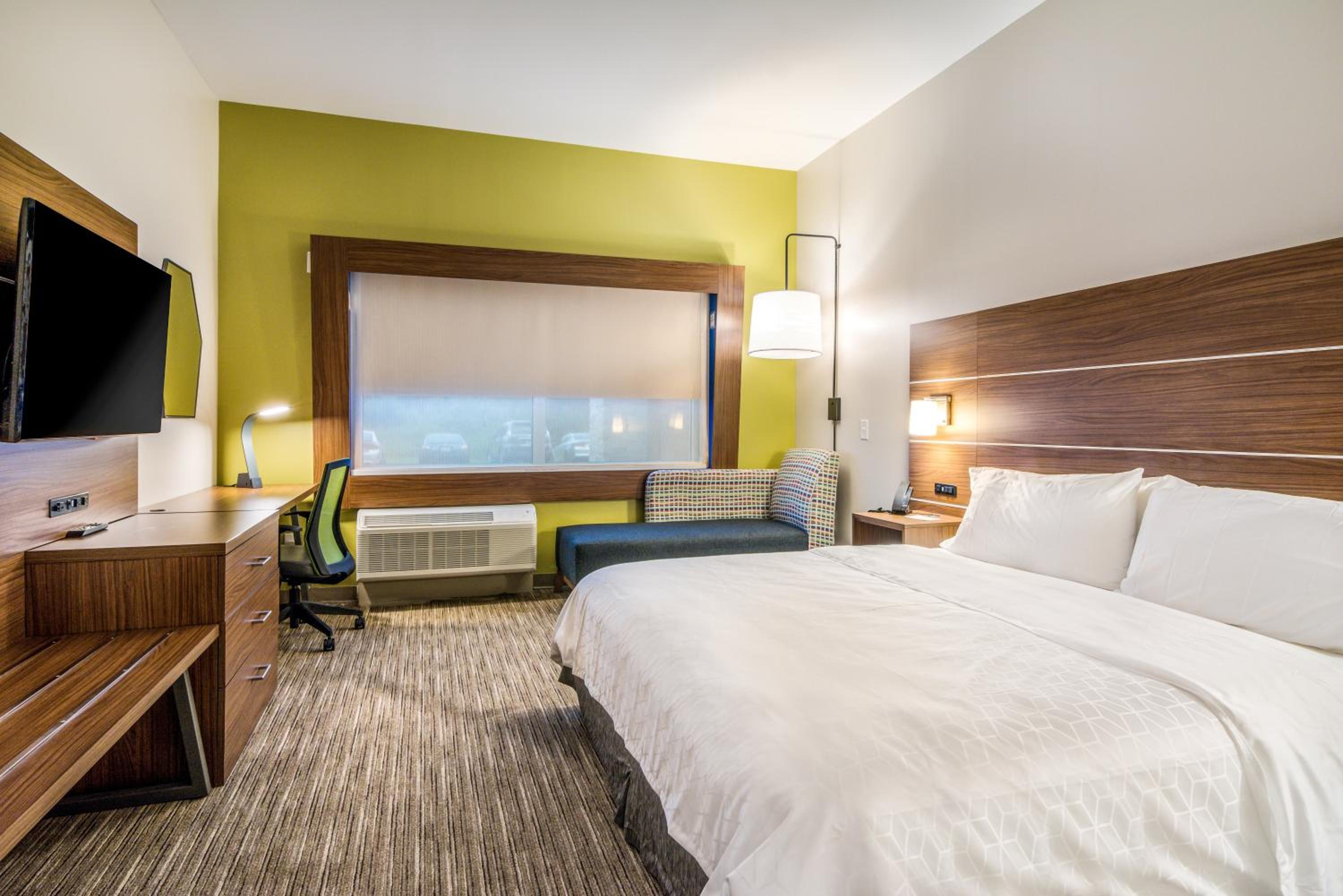 Standard King Room - Photo 7