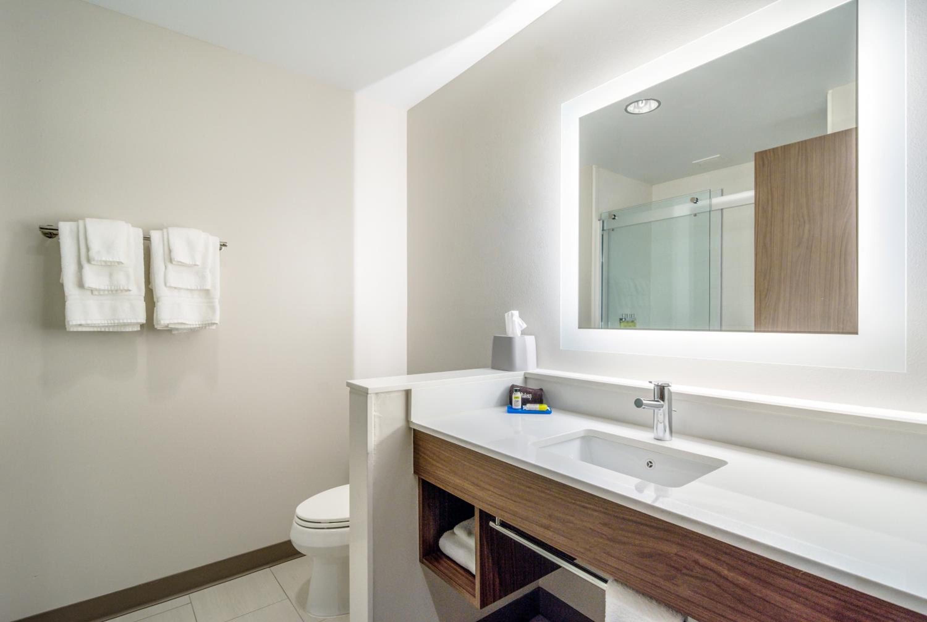 Standard King Room - Photo 8