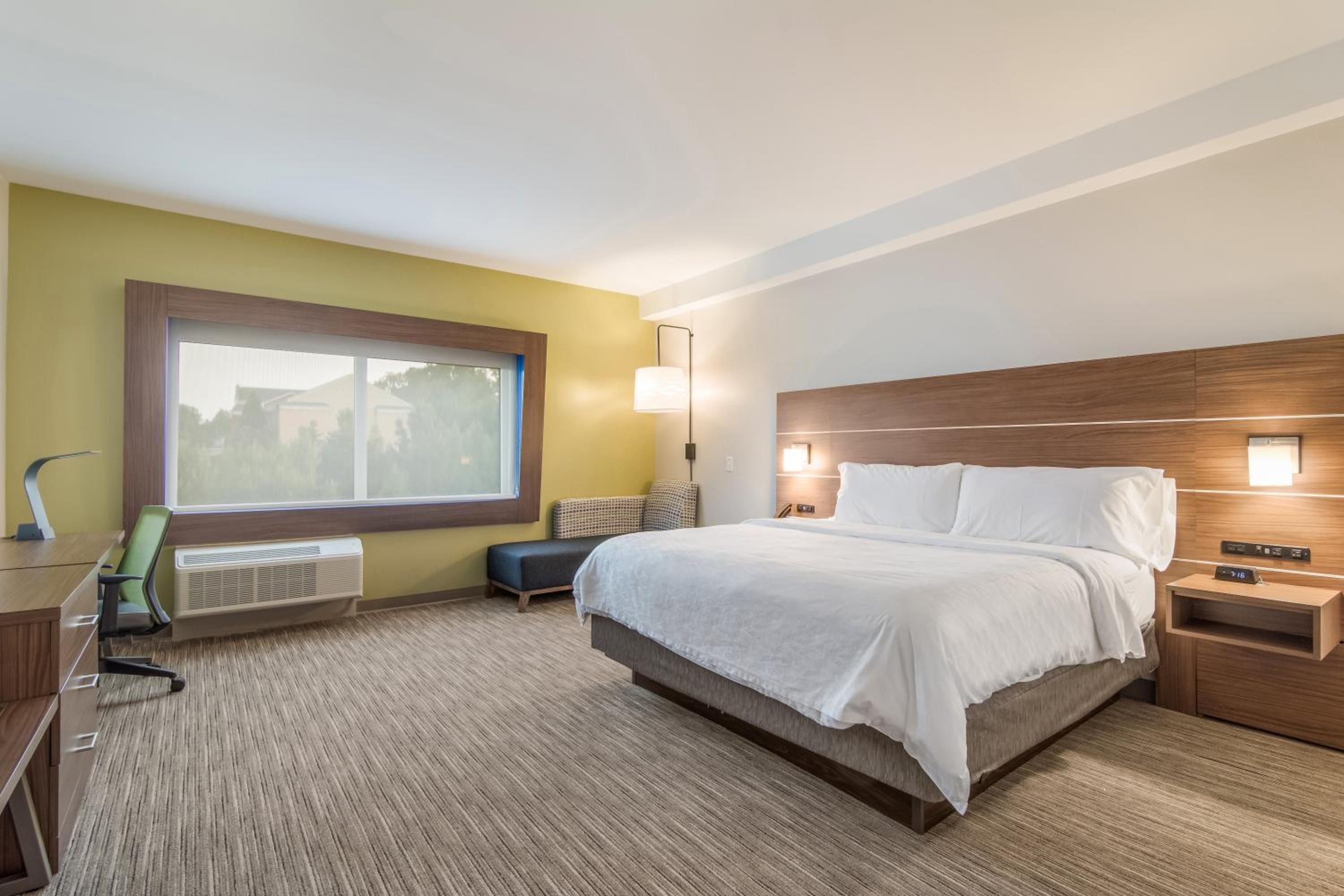 Standard King Room with Extra Space - Photo 1