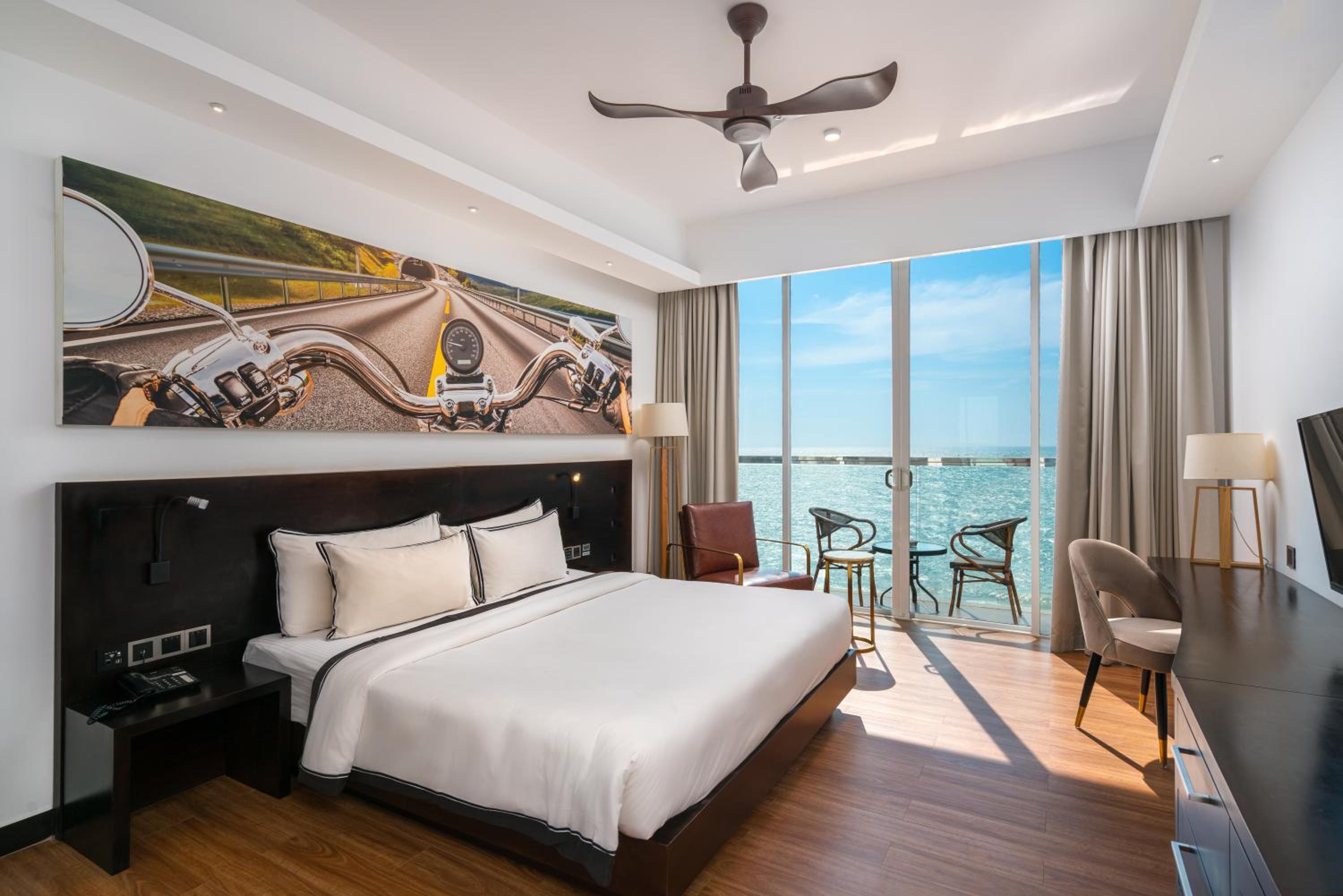 Super Deluxe King Room With Sea View and Balcony  - Photo 1