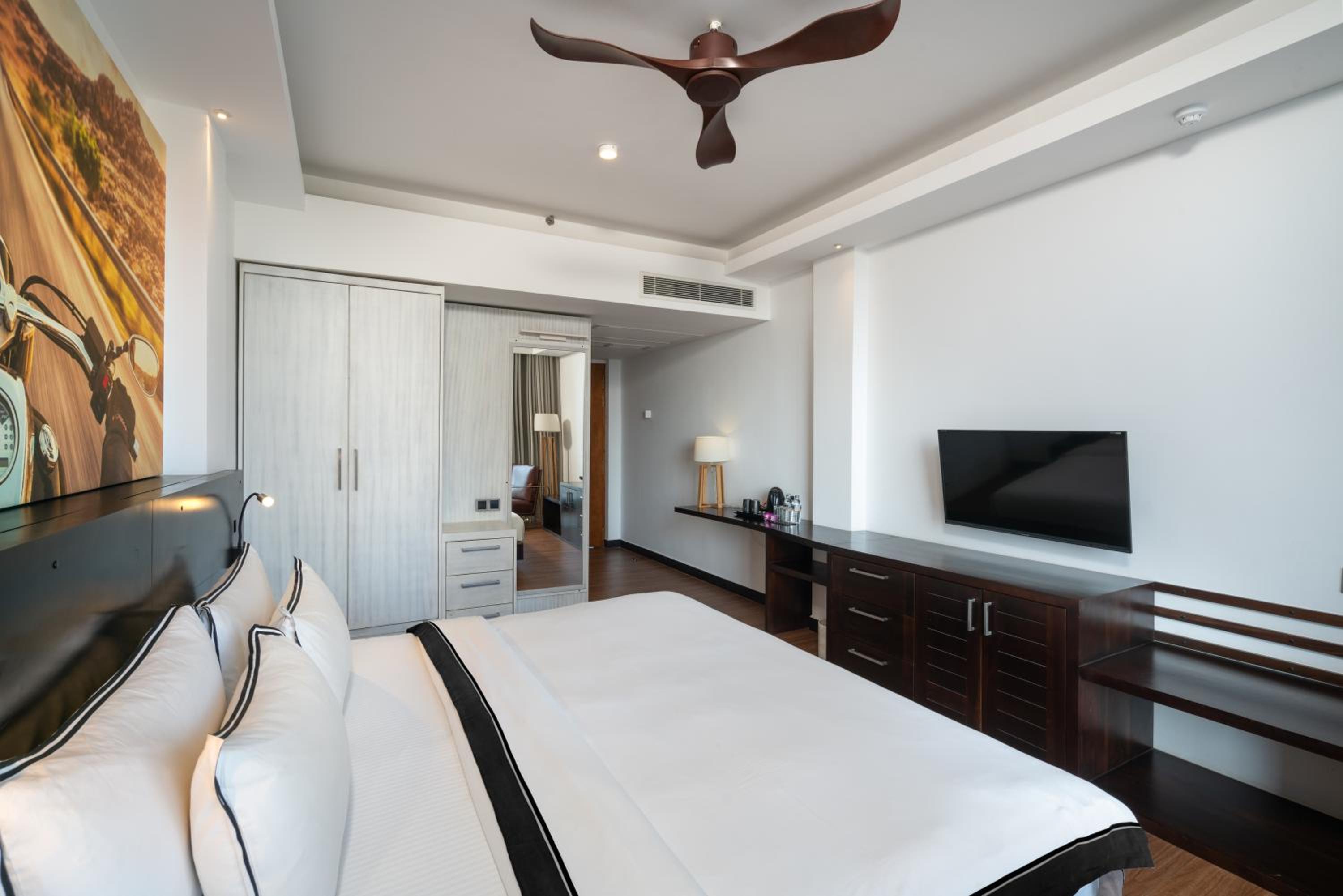 Super Deluxe King Room with Lateral Sea View and Balcony  photo 3