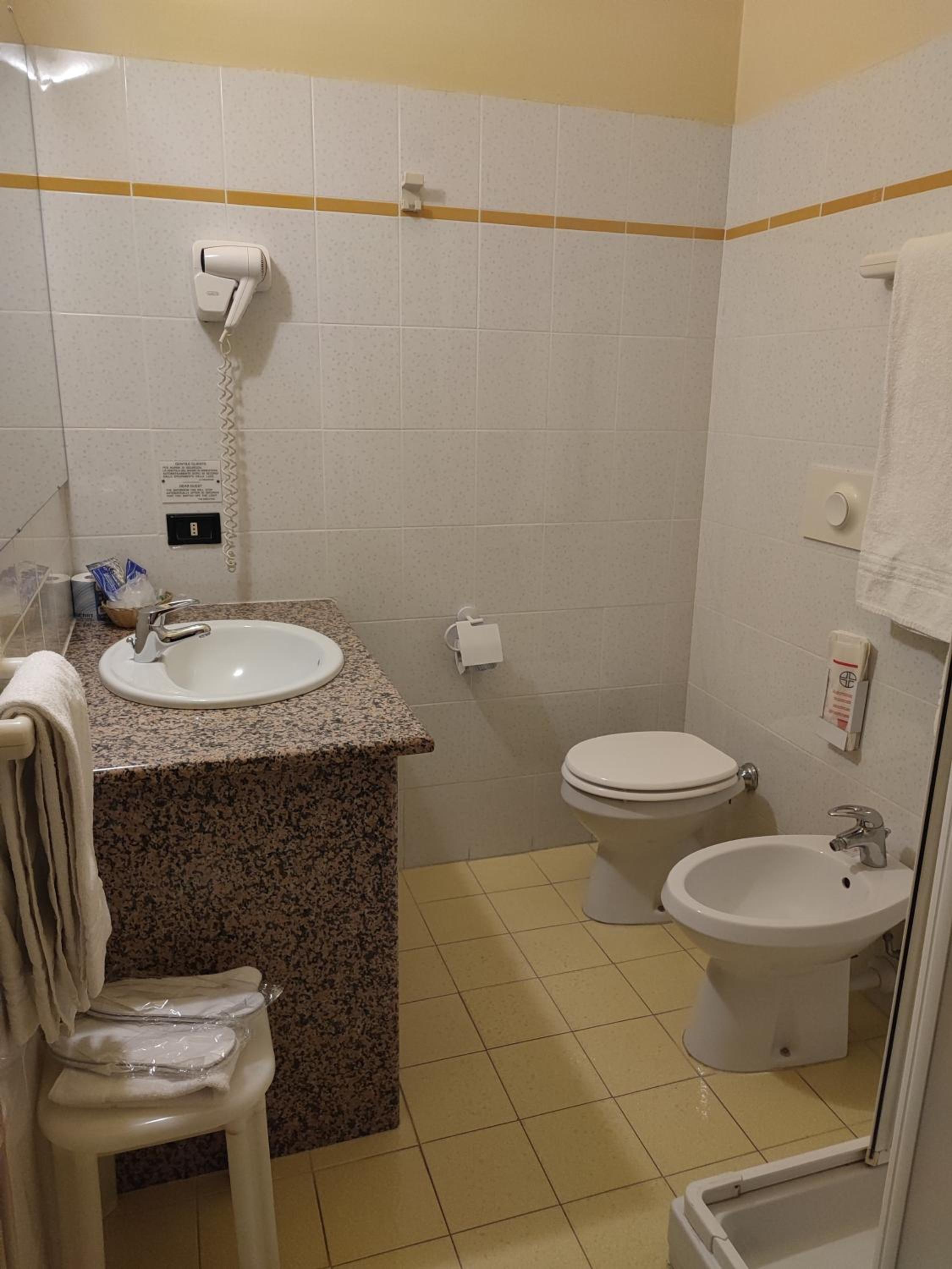 Economy Triple Room photo 2