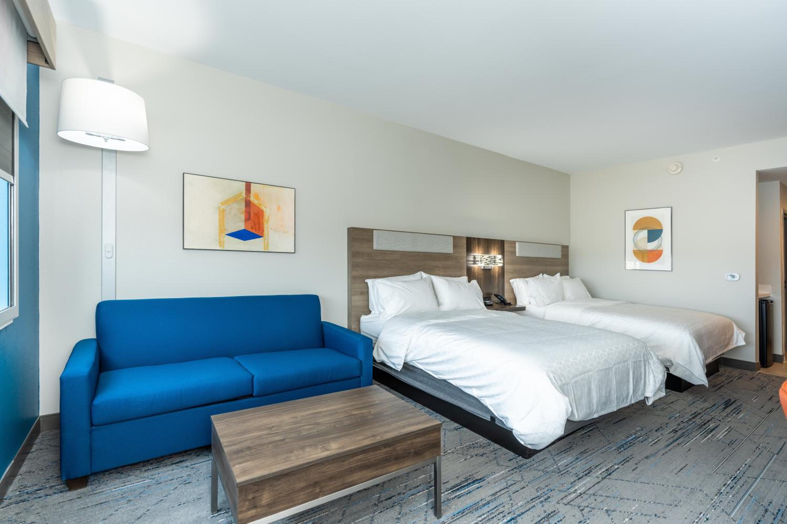 Standard Room with Two Queen Beds - Photo 7