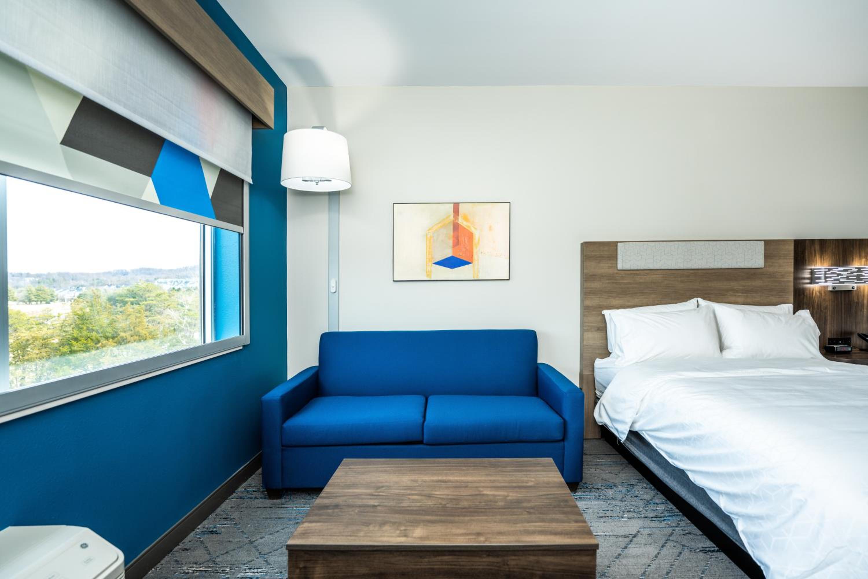 Standard Room with Two Queen Beds - Photo 8
