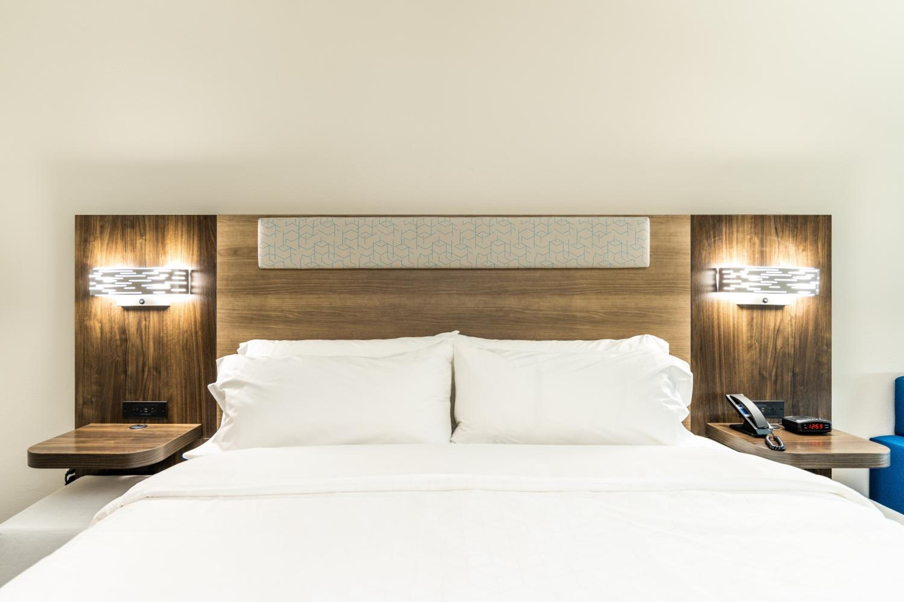 Standard King Room - Photo 48