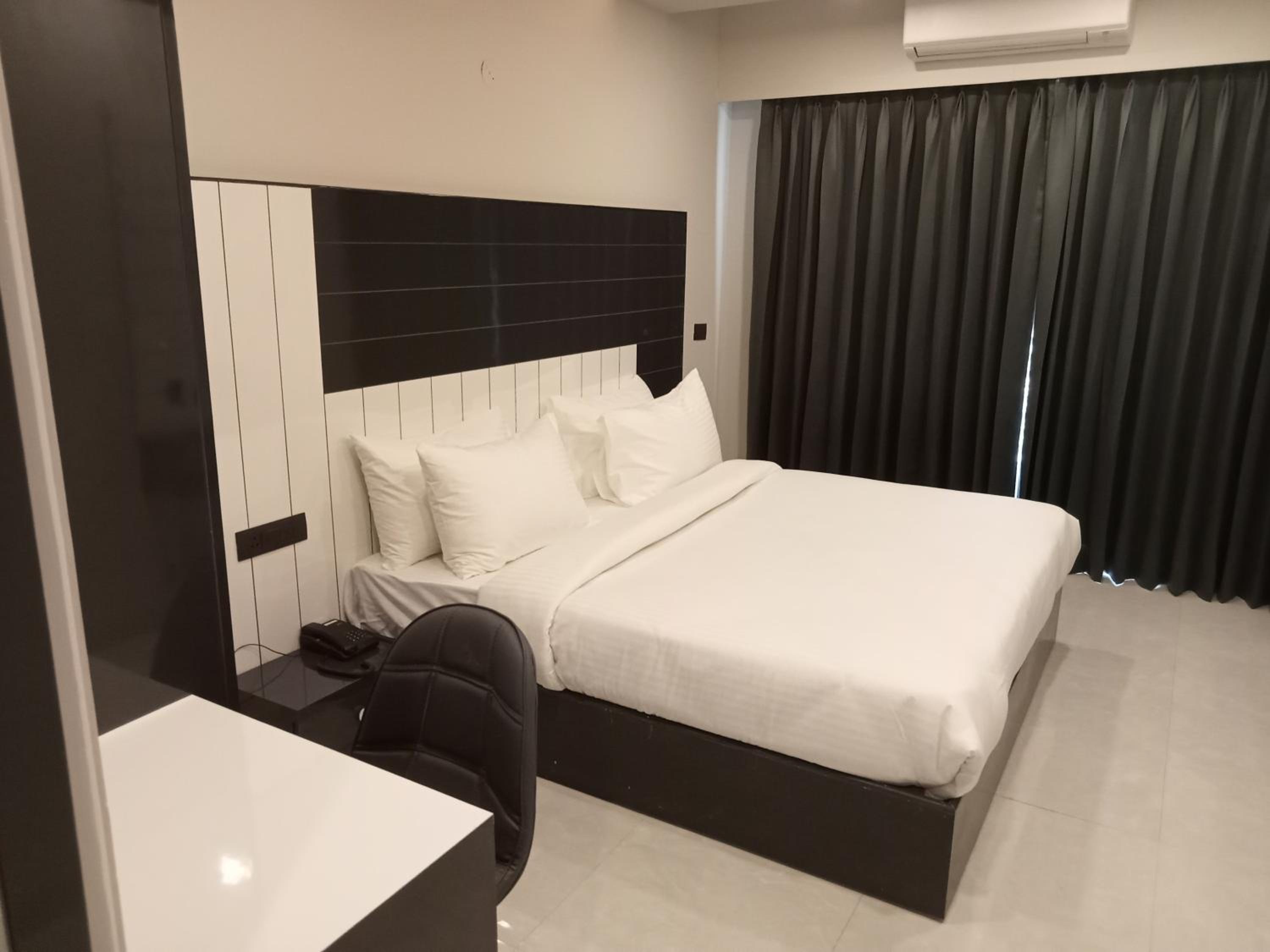 Deluxe Room - Photo 5
