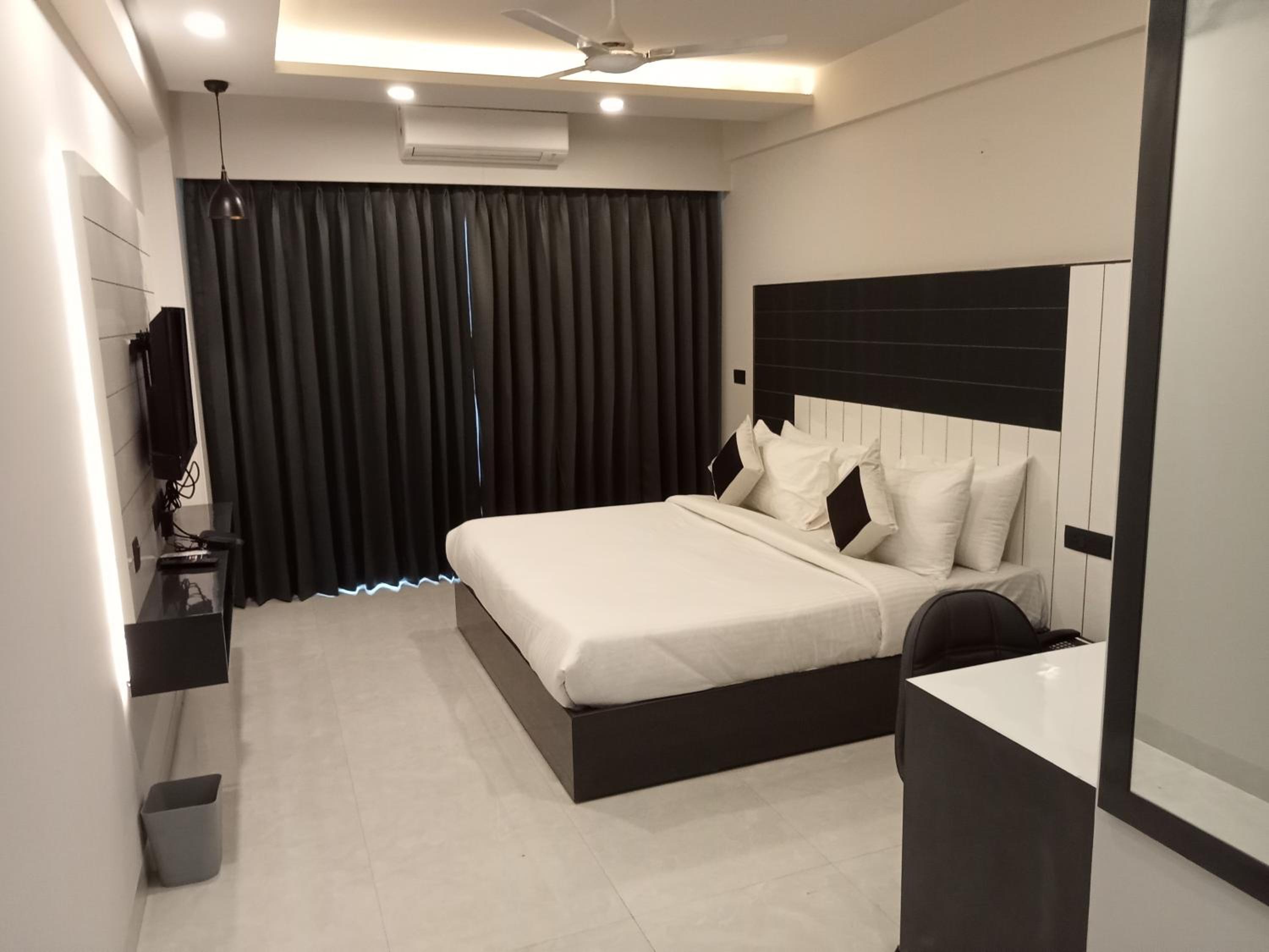 Deluxe Room - Photo 6