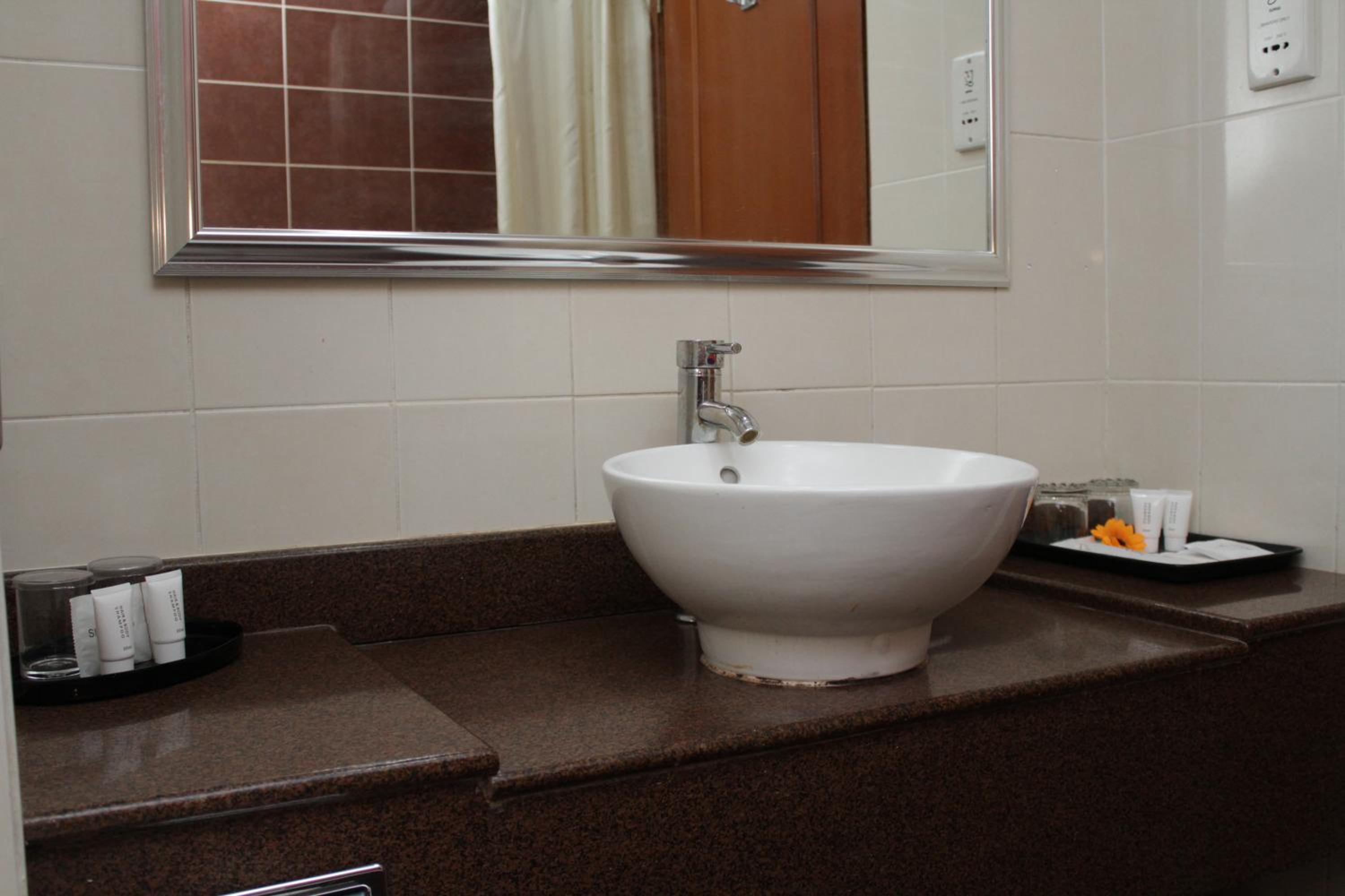 Deluxe Double or Twin Room - Photo 9