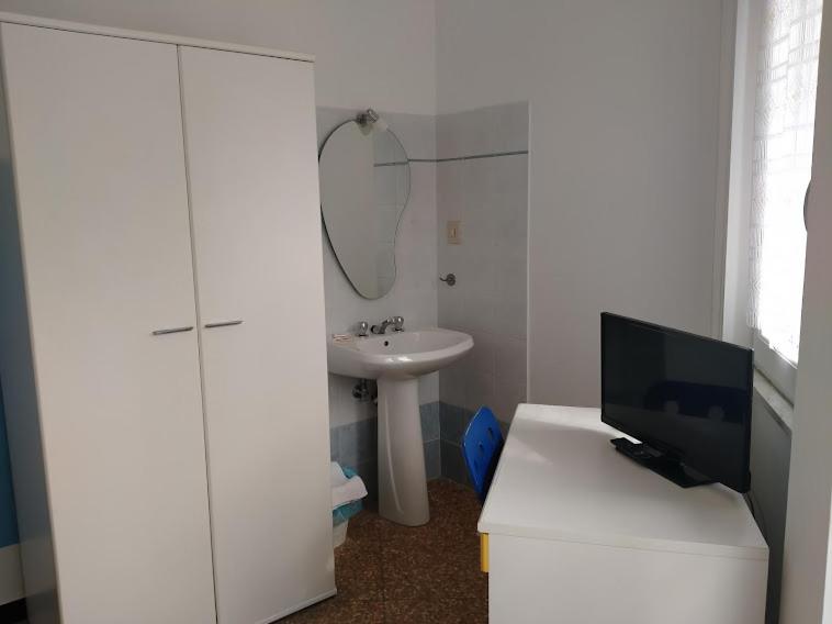 Double Or Twin Room With Shared Bathroom photo 1