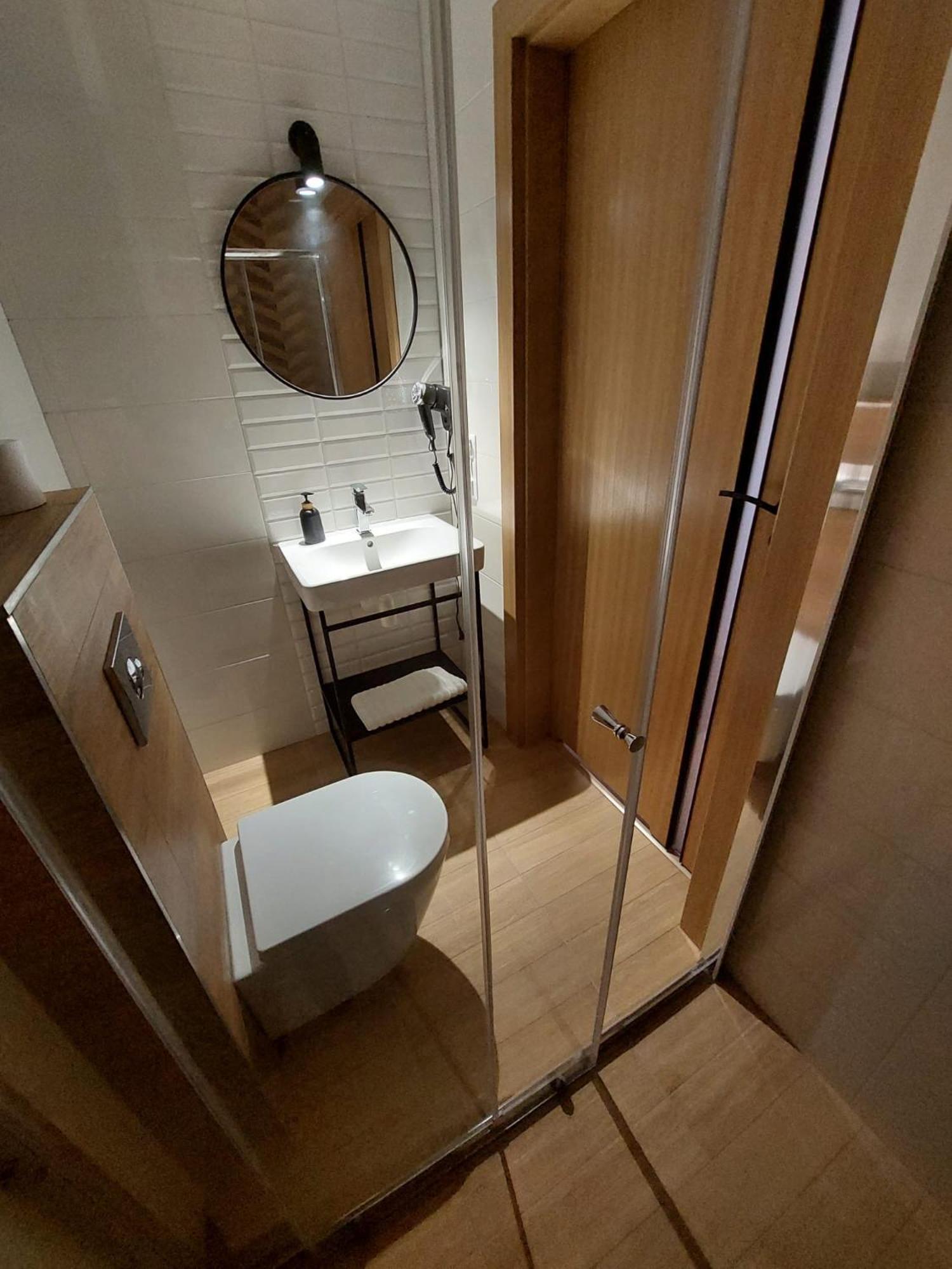 Economy Twin Room - Photo 2