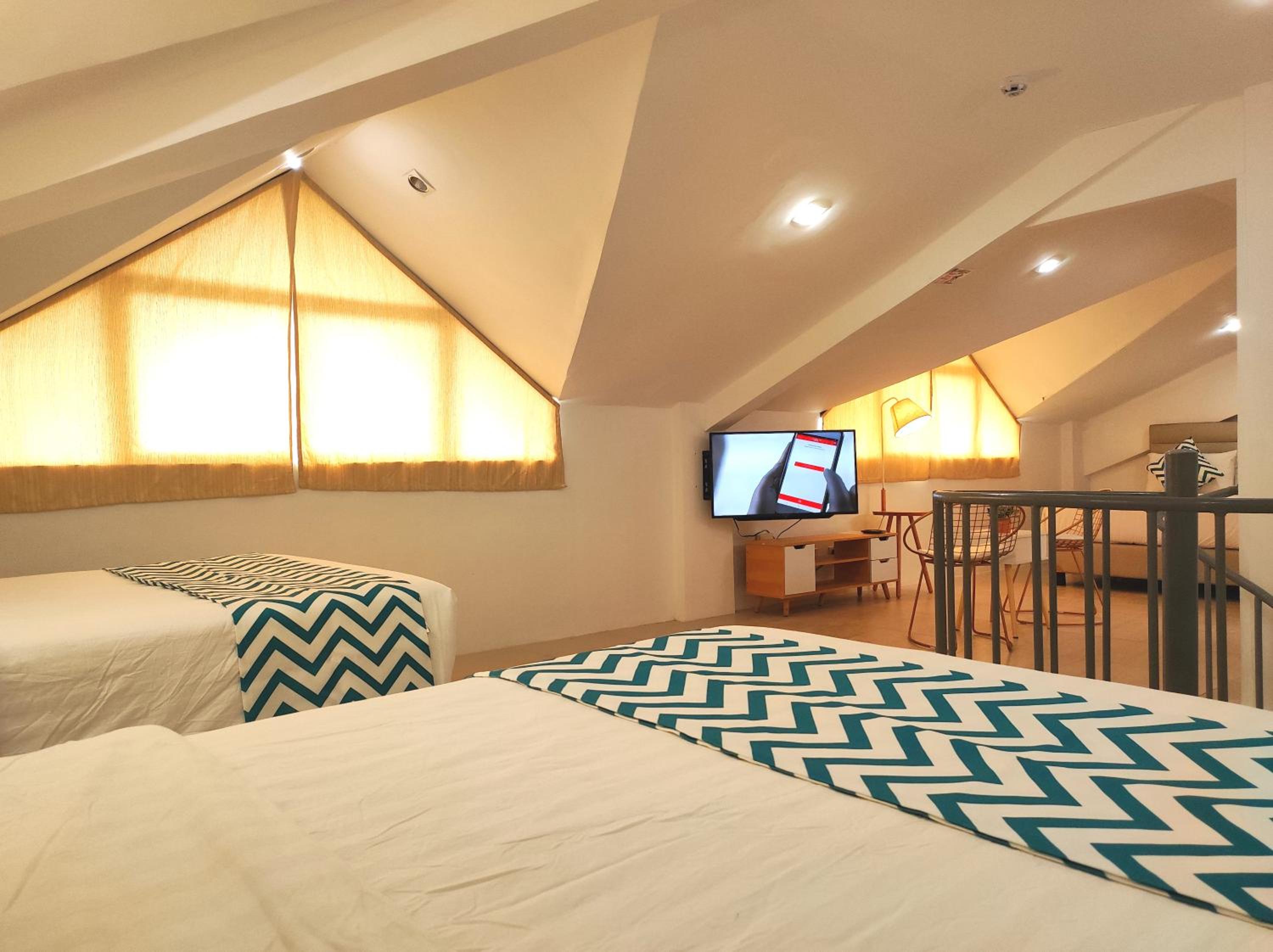 Premier Family Room - Photo 2