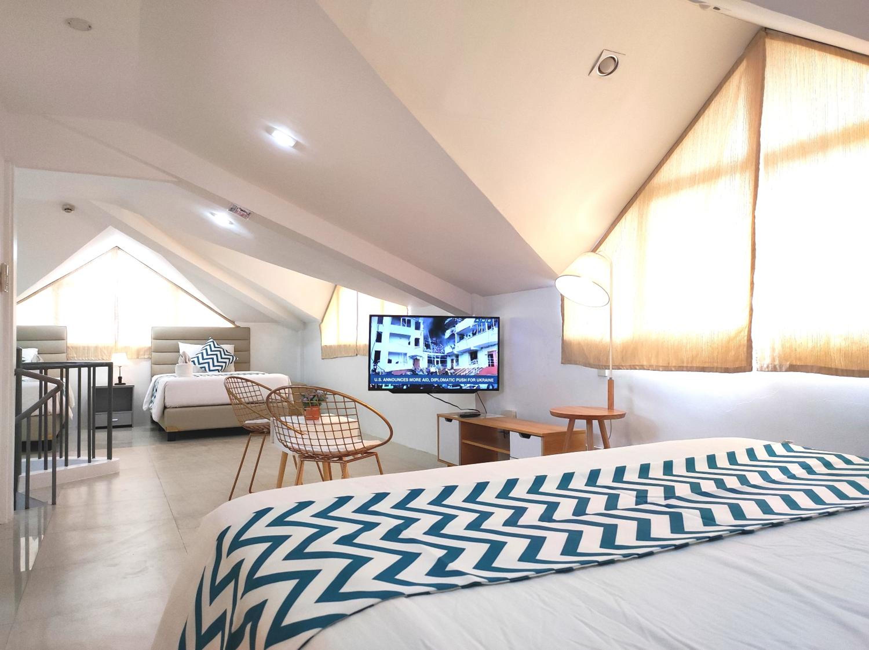 Premier Family Room - Photo 4