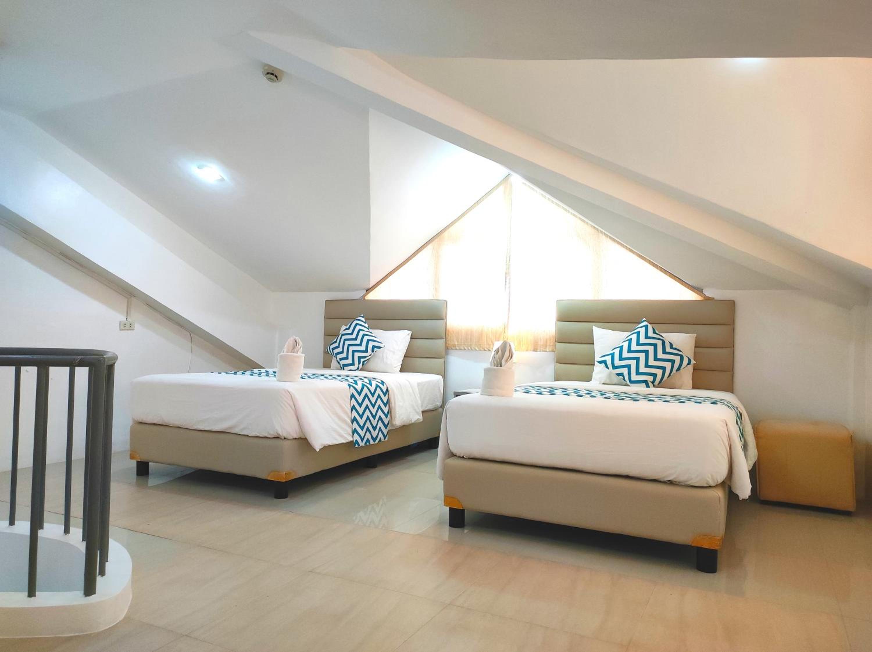Premier Family Room - Photo 3