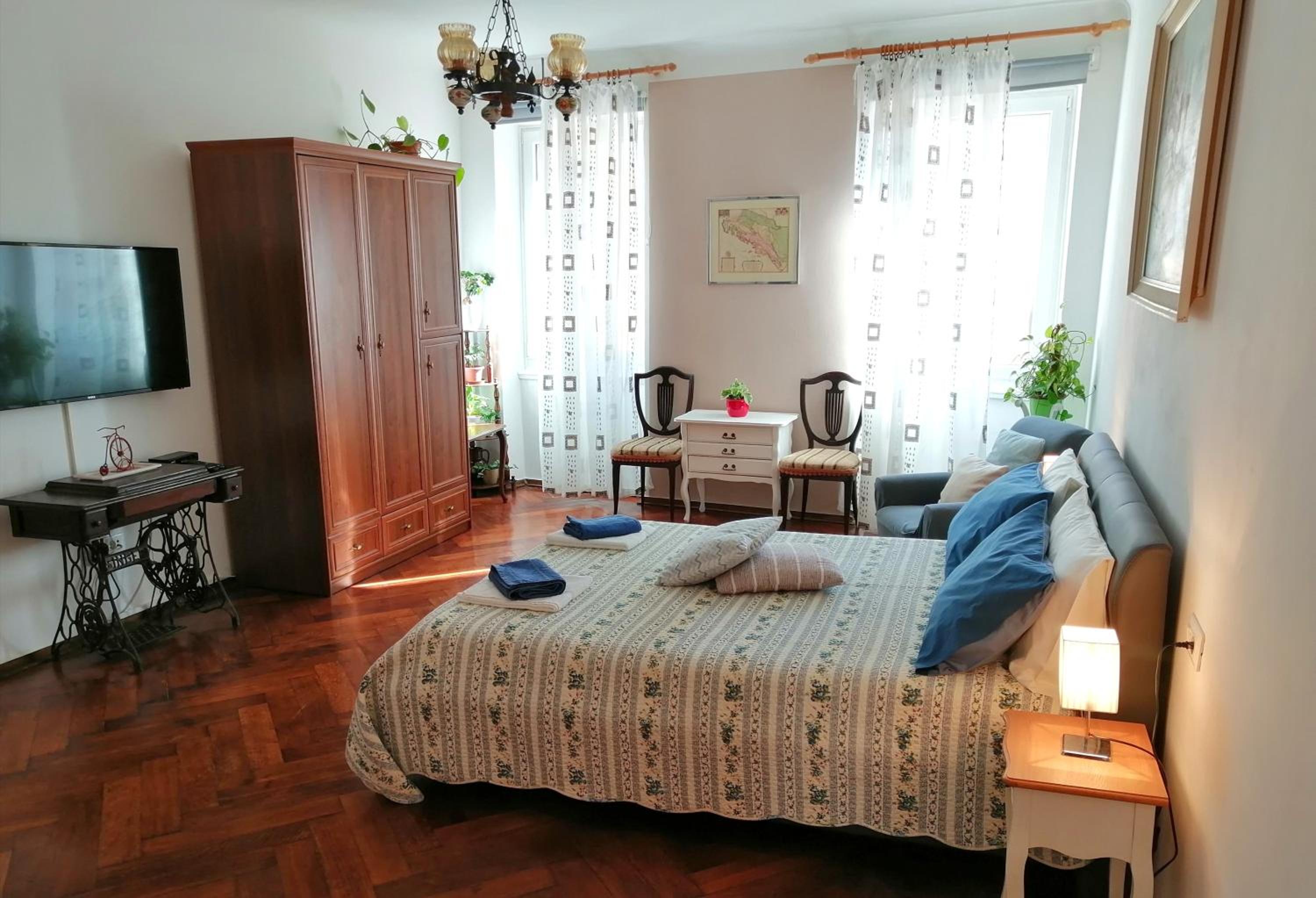 One-Bedroom Apartment photo 1