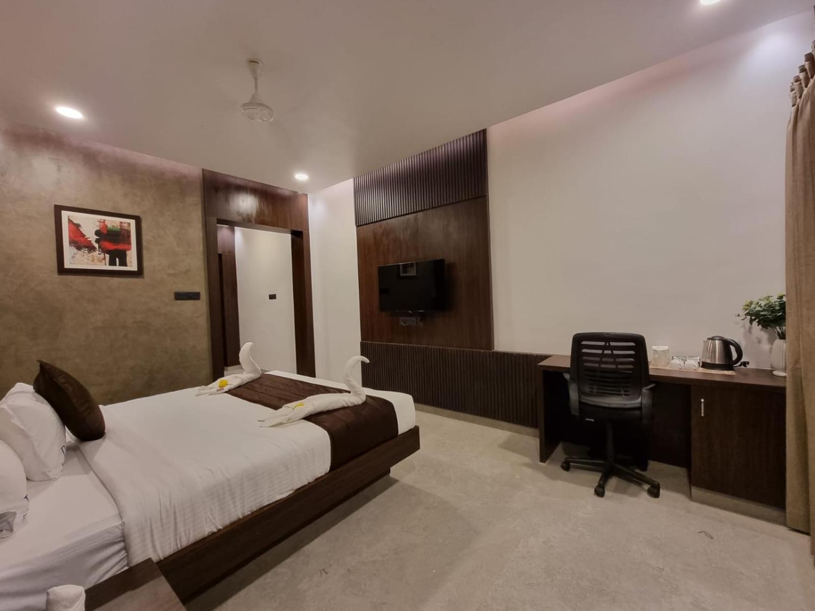 Double Room with Balcony (2 Adults + 1 Child) - Photo 4