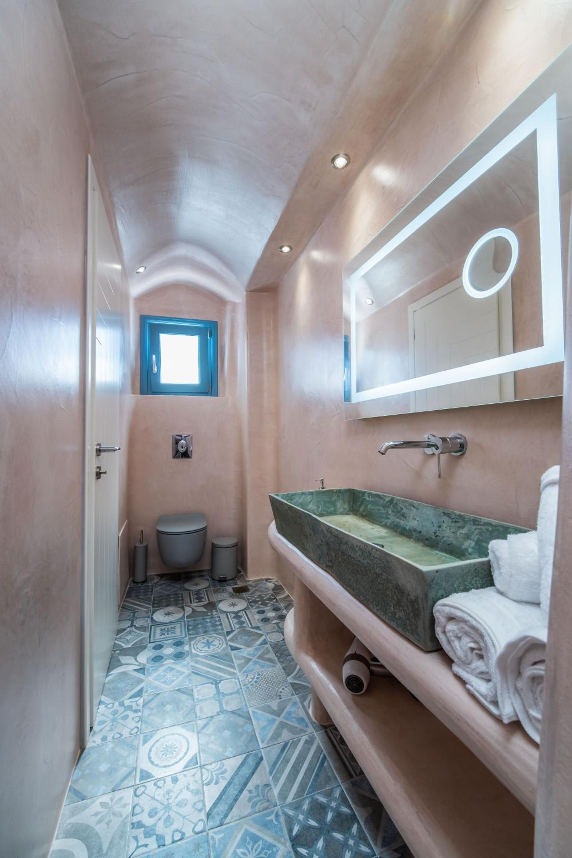Honeymoon Suite with Hot Tub & Sea View photo 2