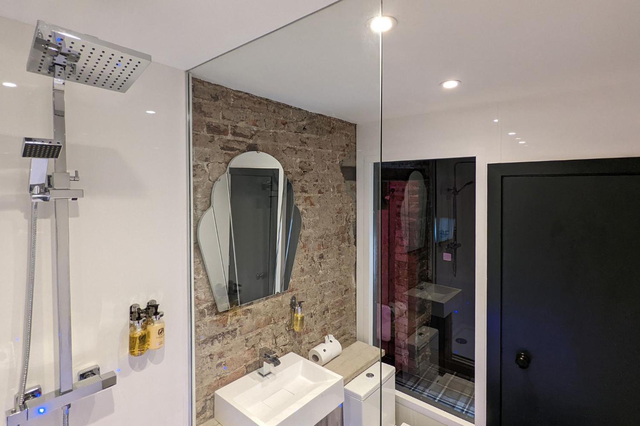 Priscilla - Double Bedroom with City View - Photo 5