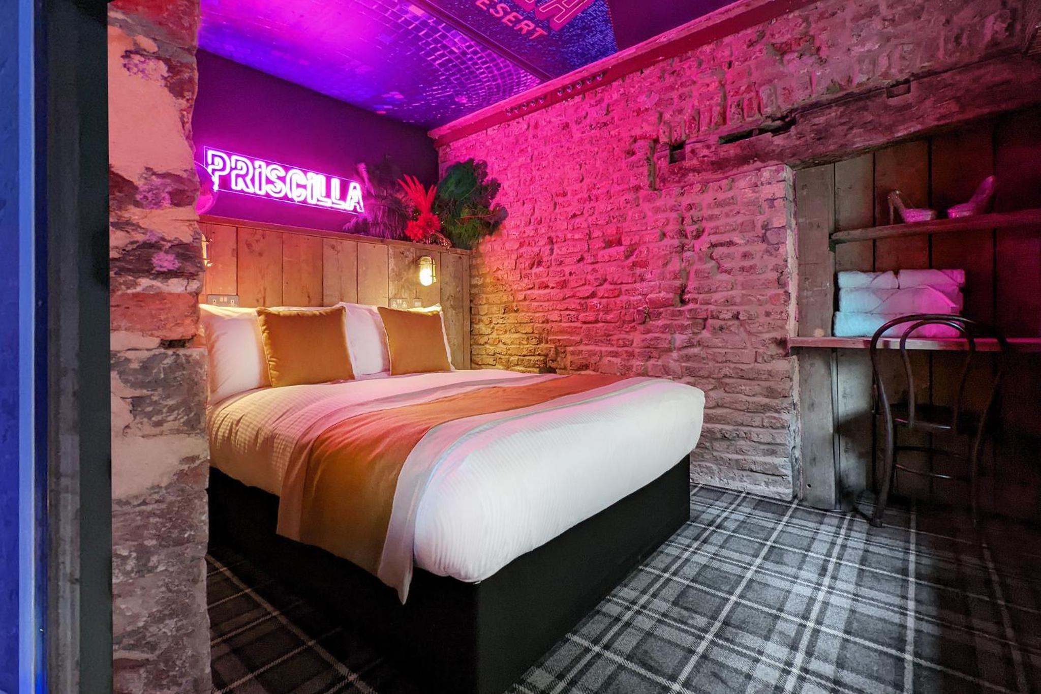 Priscilla - Double Bedroom with City View - Photo 1