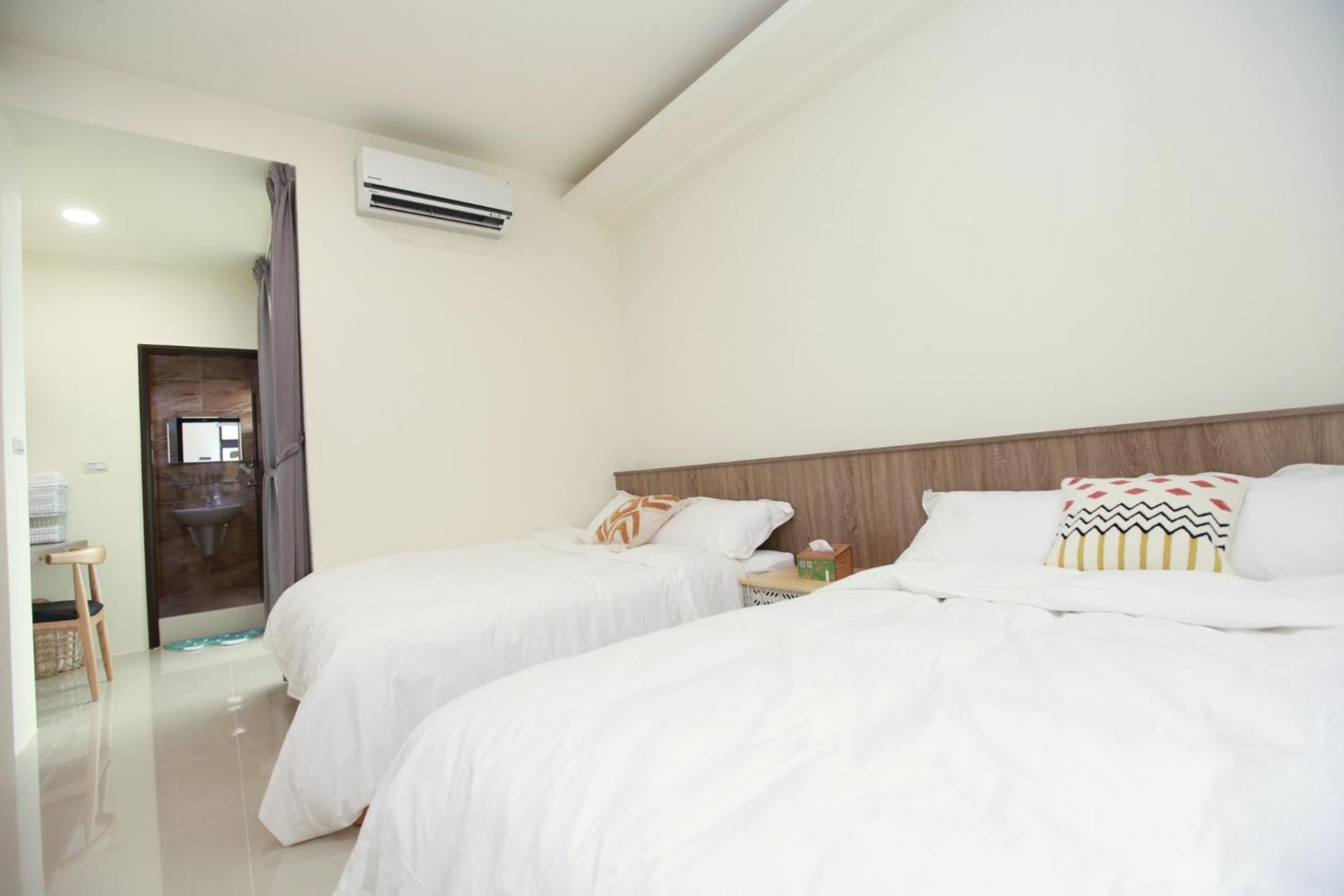 Quadruple Room with Private Bathroom photo 3