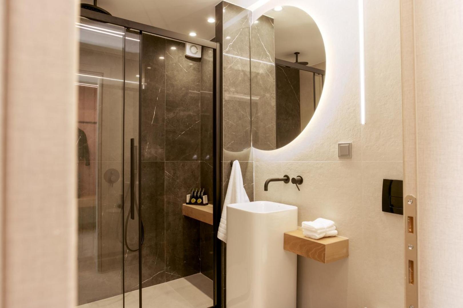 Suite with Spa Bath - Photo 11