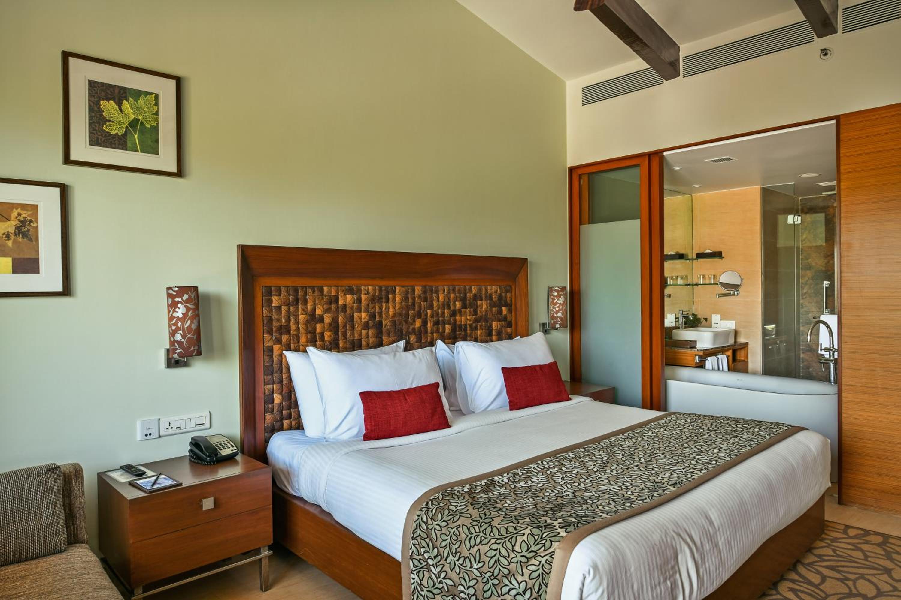 Classic King Room with 20% off on Session on Spa , Food & Beverages and complimentary Access to Water Park Rides - Photo 3