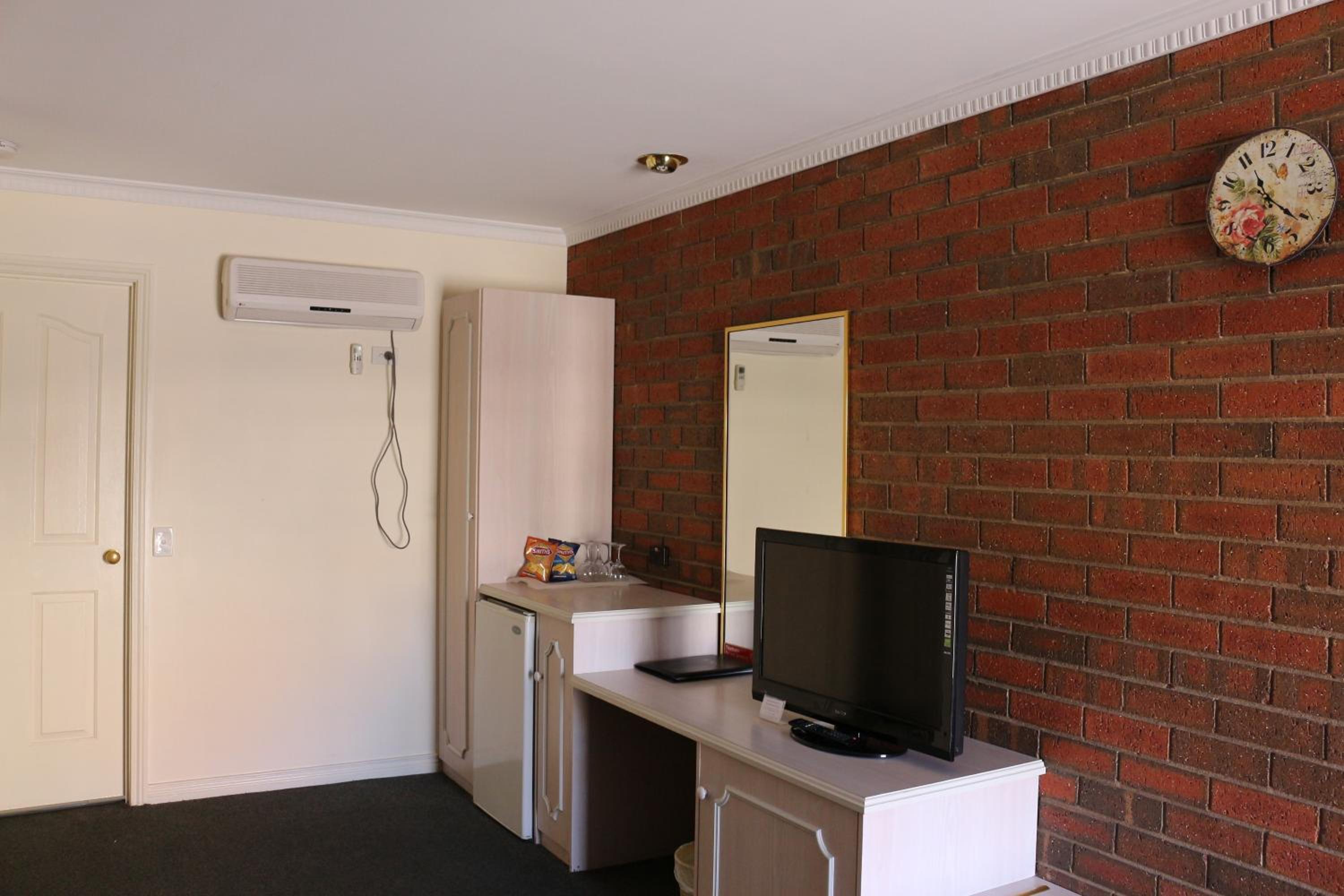 Twin Room - Disability Access photo 2
