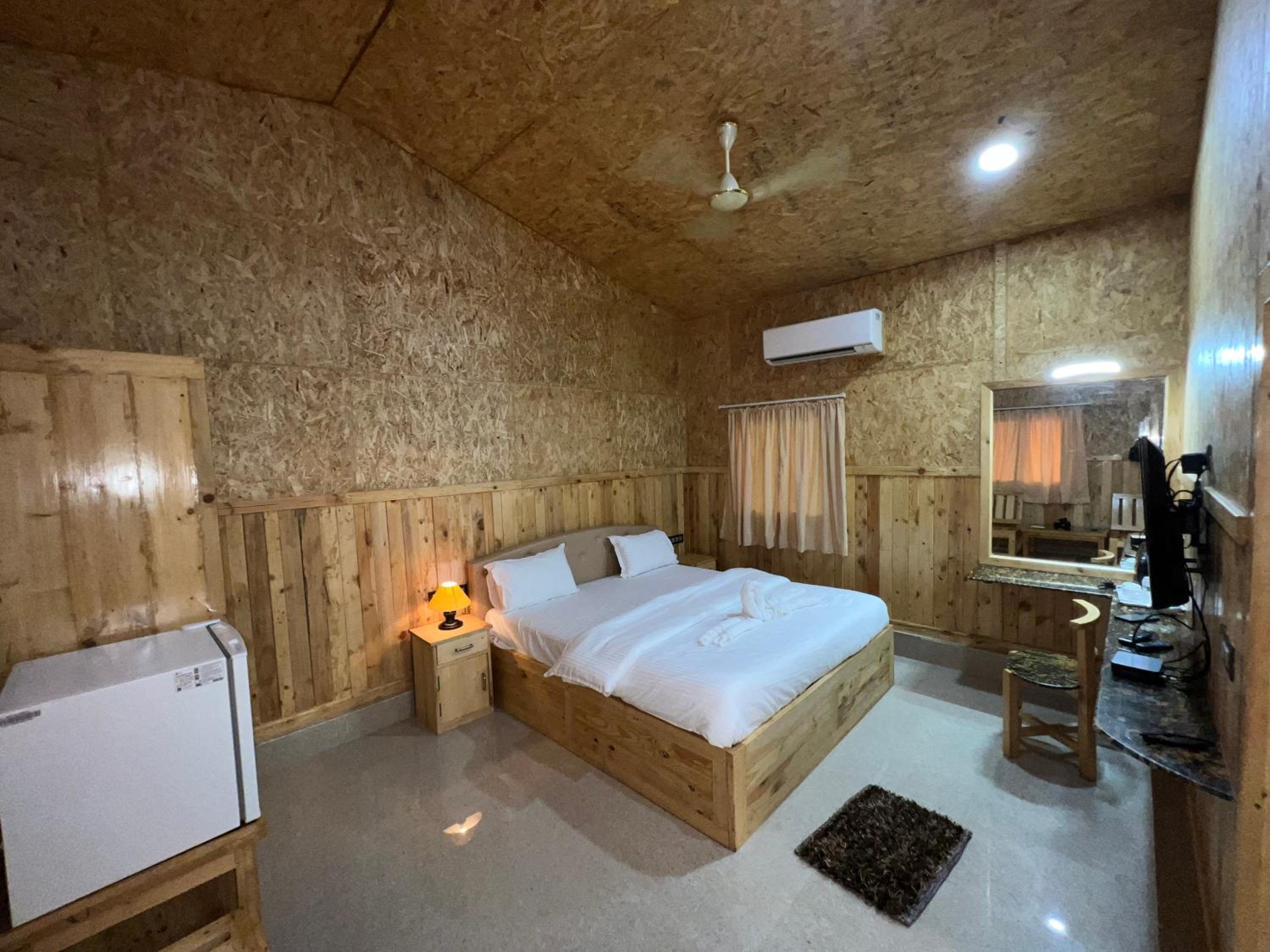 Deluxe King Room - Photo 6