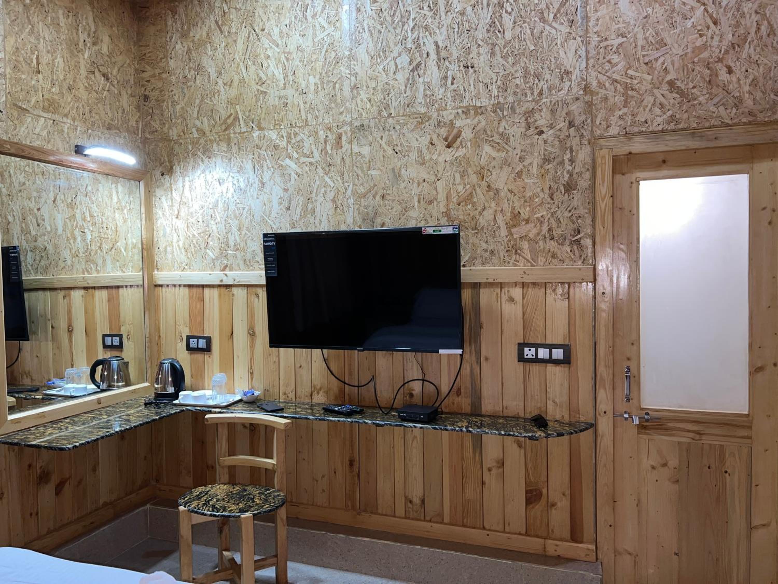 Deluxe King Room - Photo 10