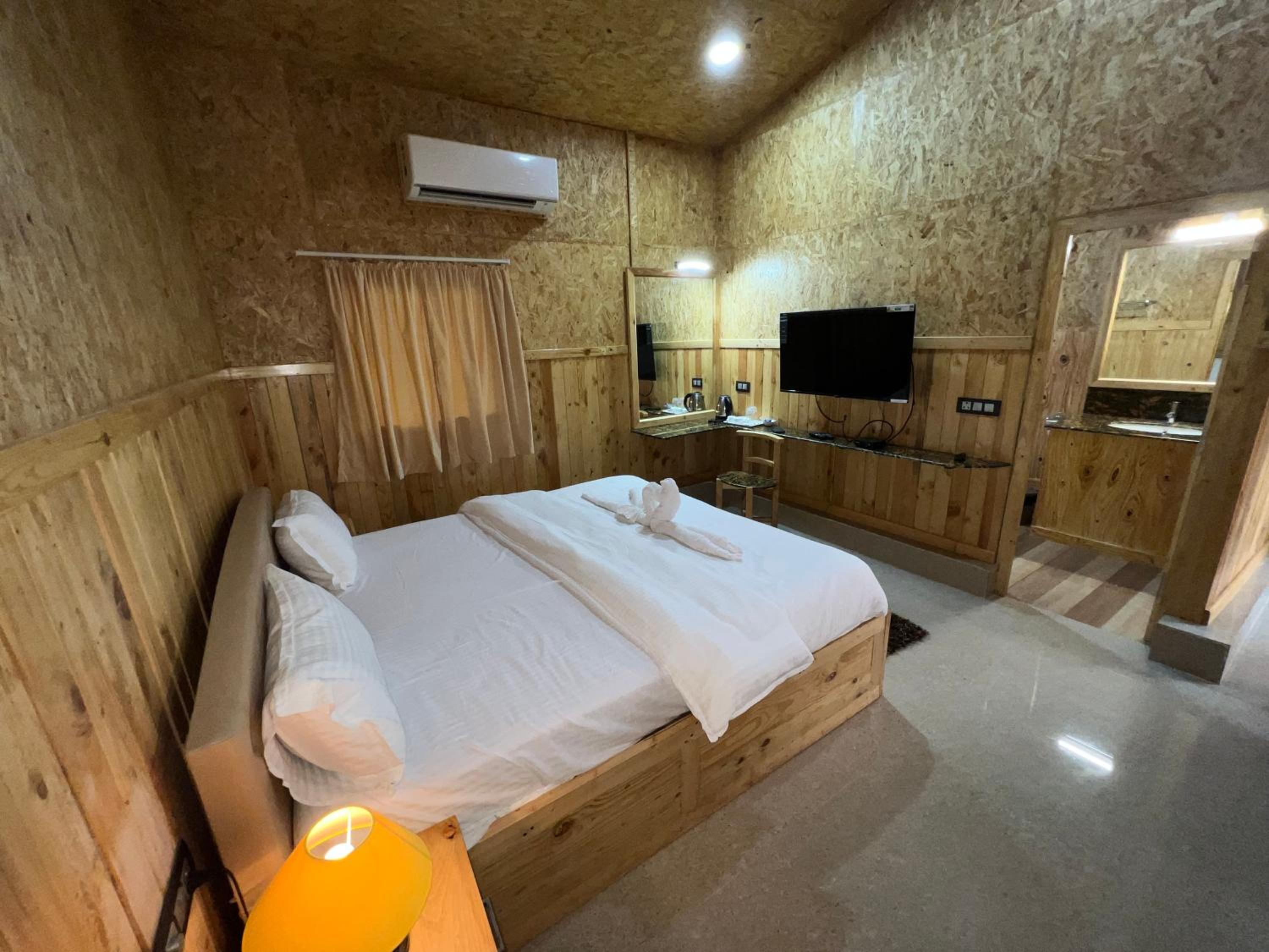 Deluxe King Room - Photo 2