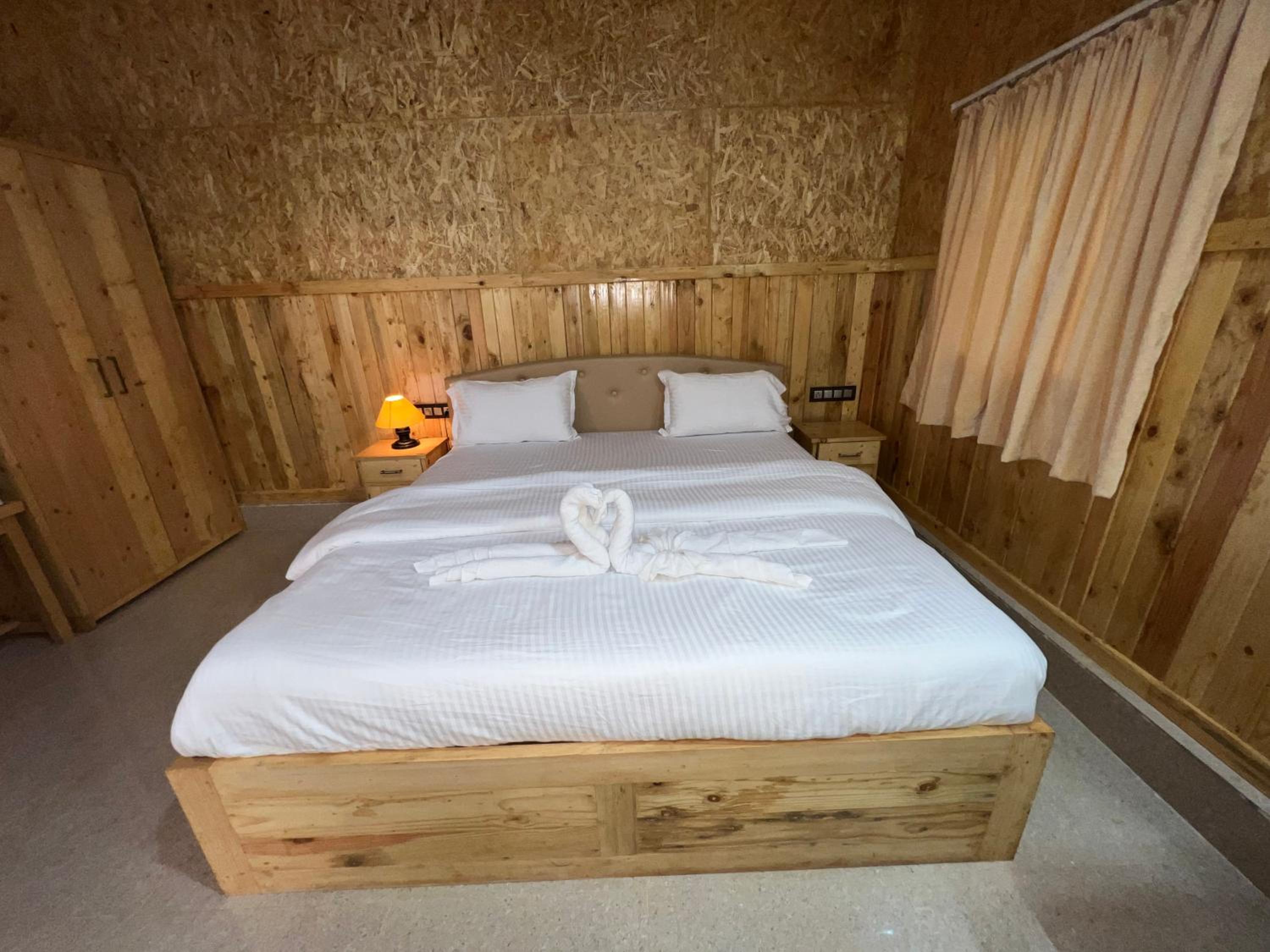 Deluxe King Room - Photo 5