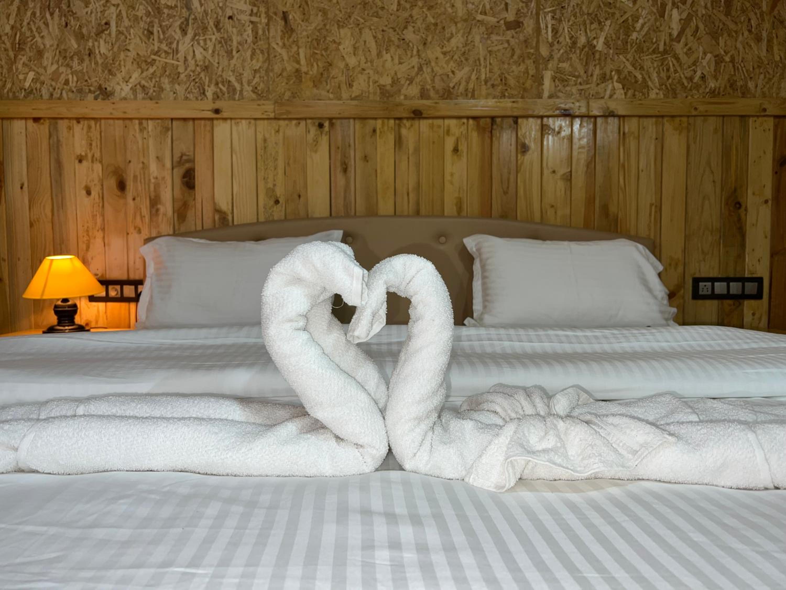 Deluxe King Room - Photo 11