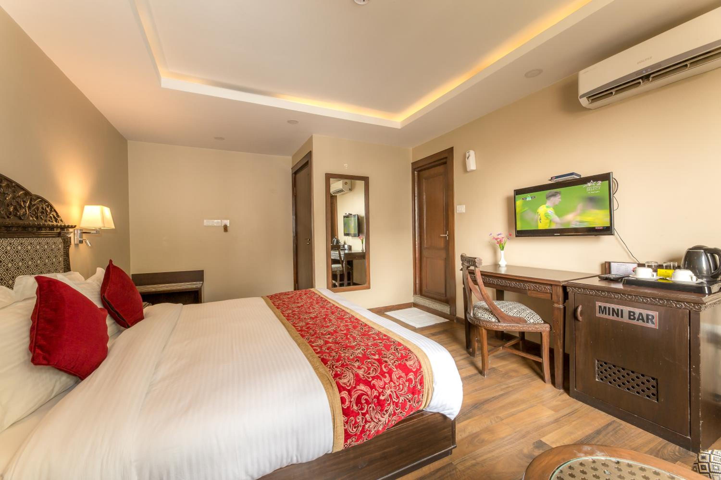 Deluxe King Room with Balcony - Photo 16