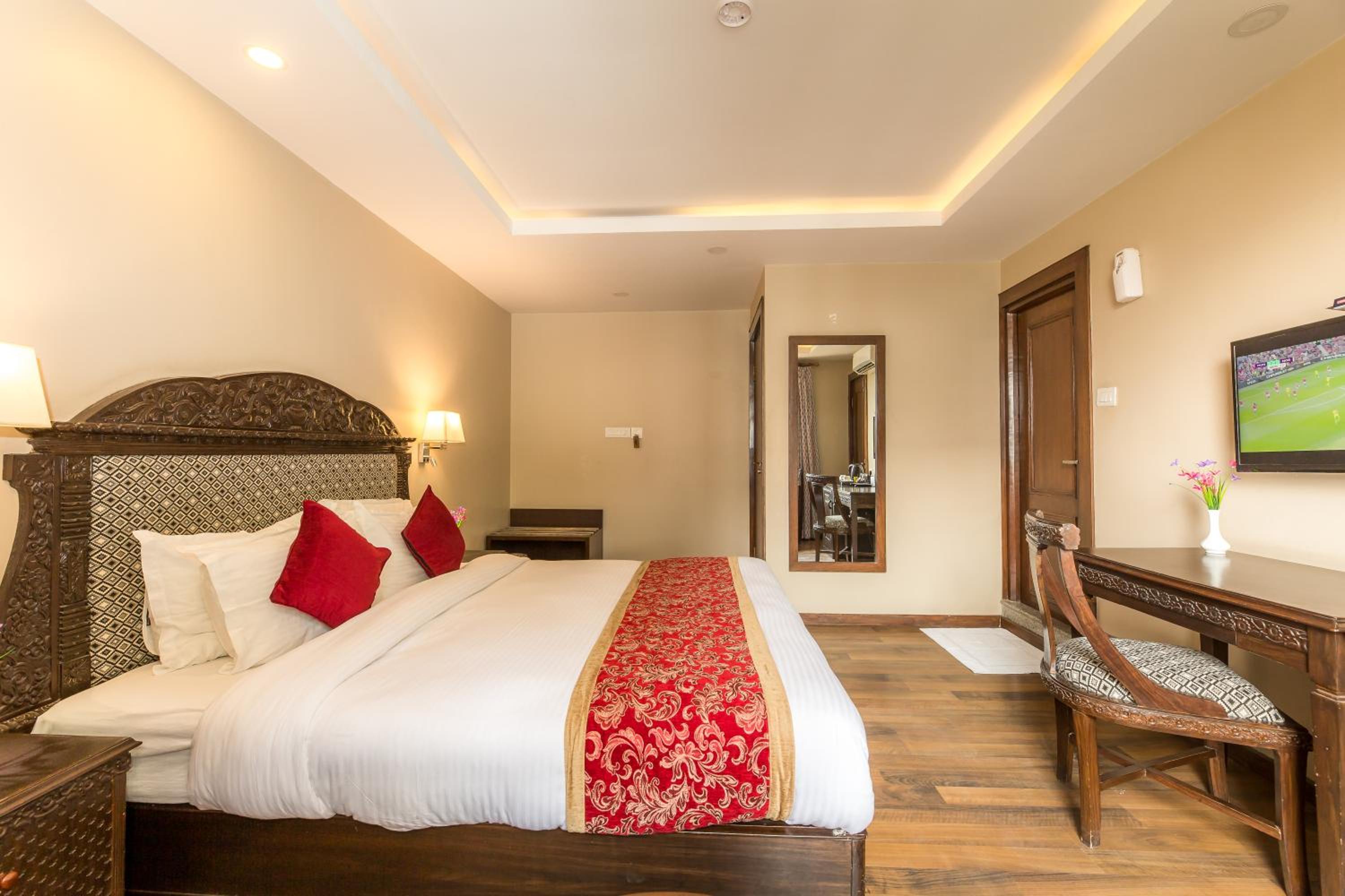 Deluxe King Room with Balcony - Photo 14