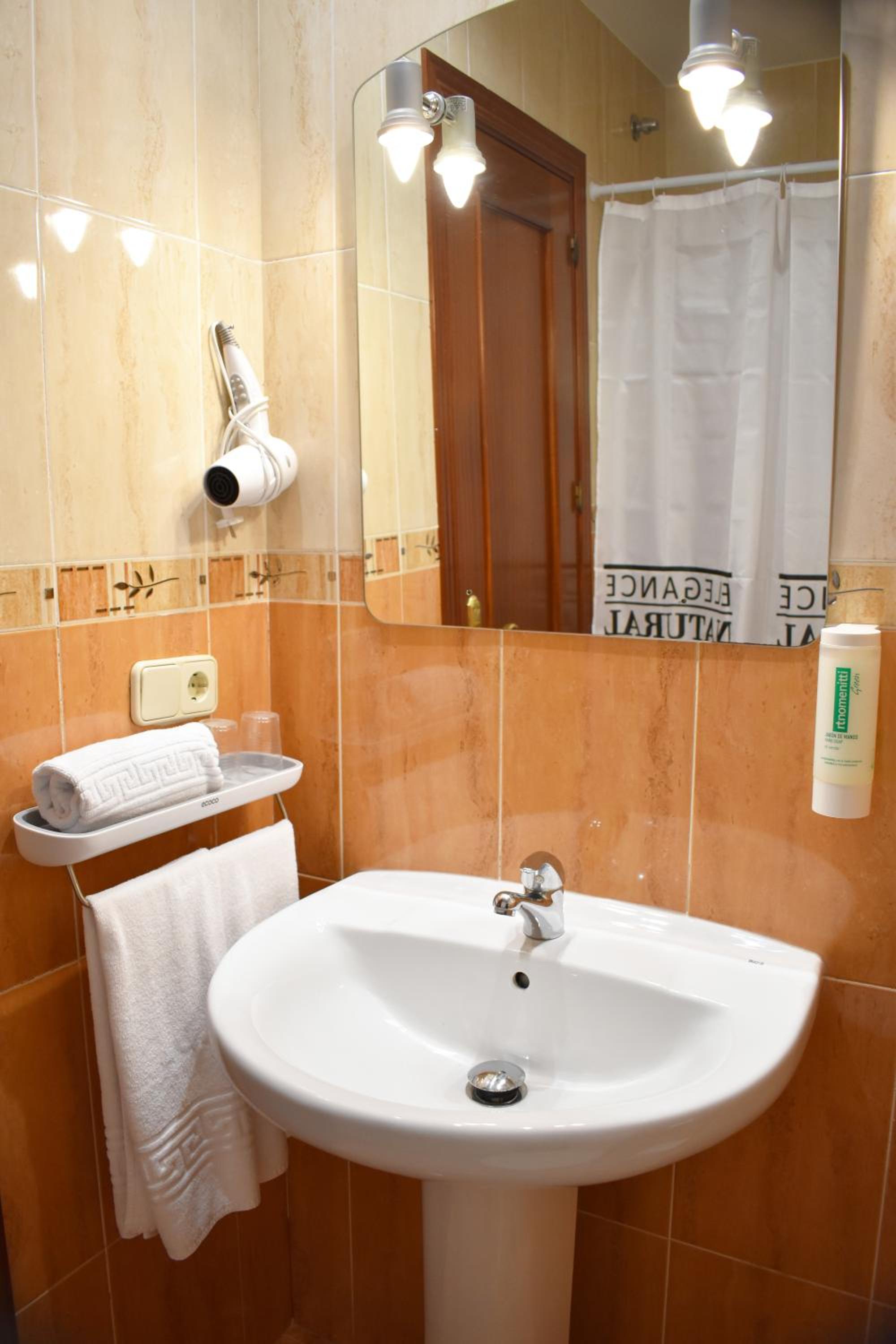 Deluxe Double Room with Balcony - Photo 6