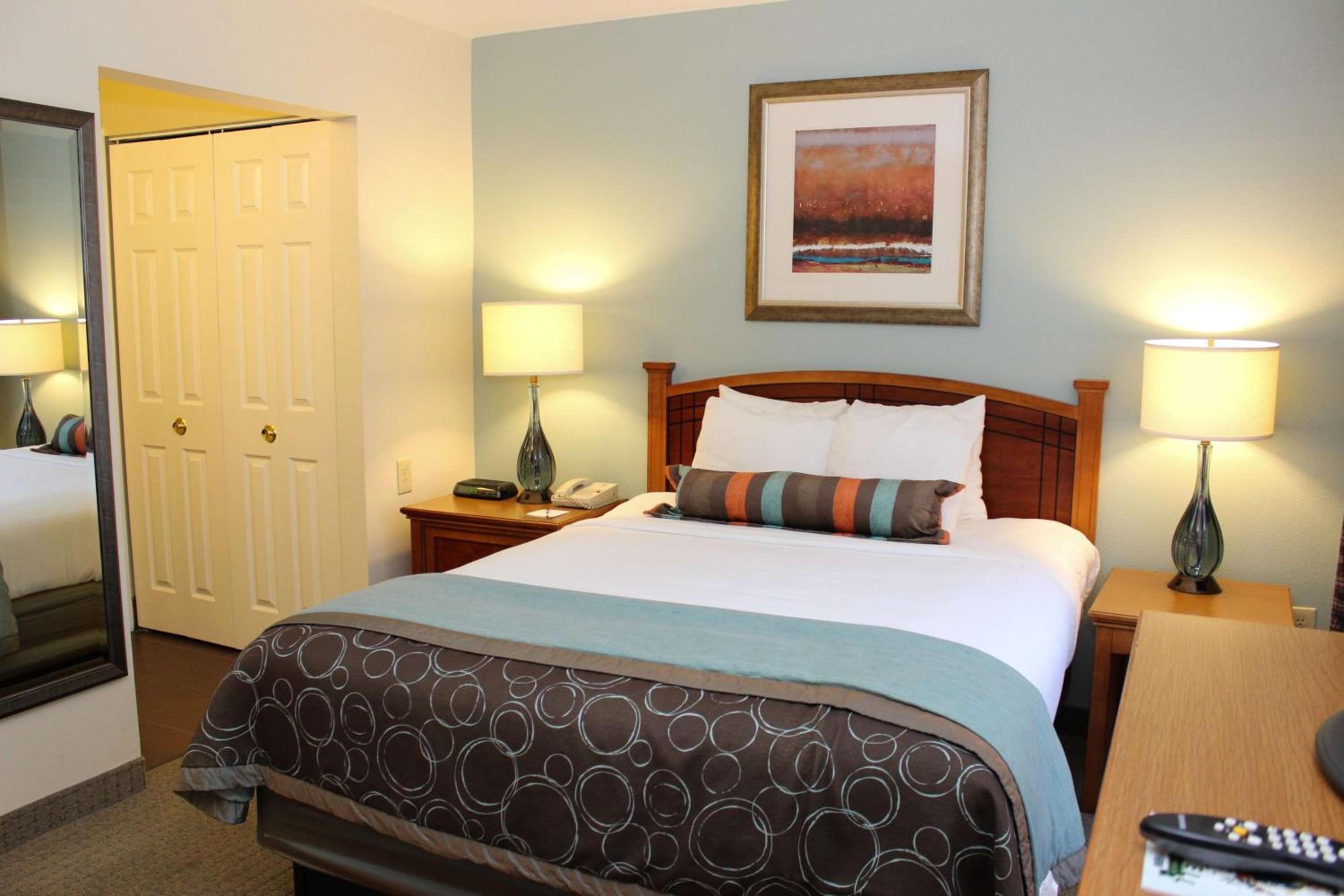 Queen Studio Suite - Photo 6