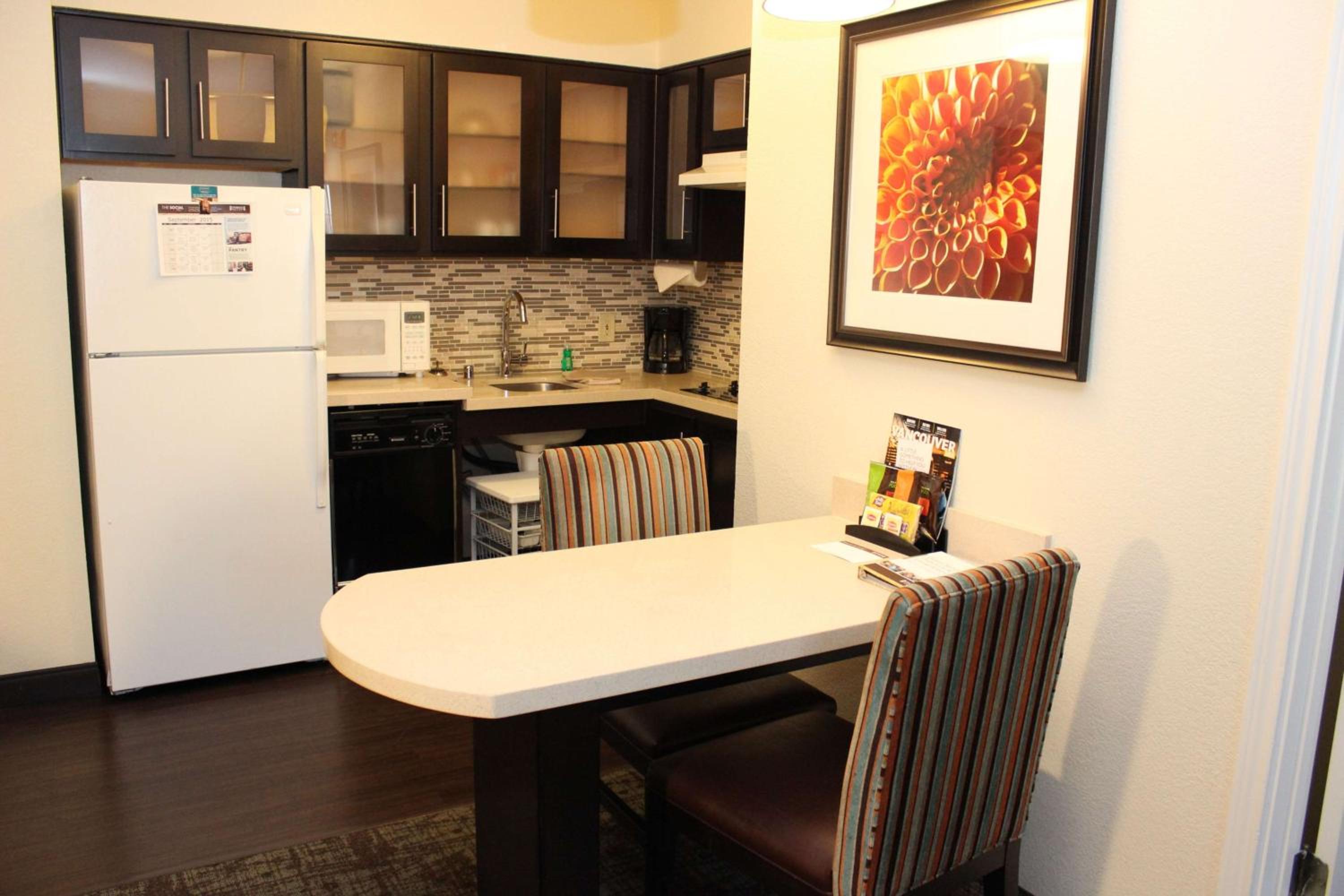 Queen Studio Suite - Photo 3