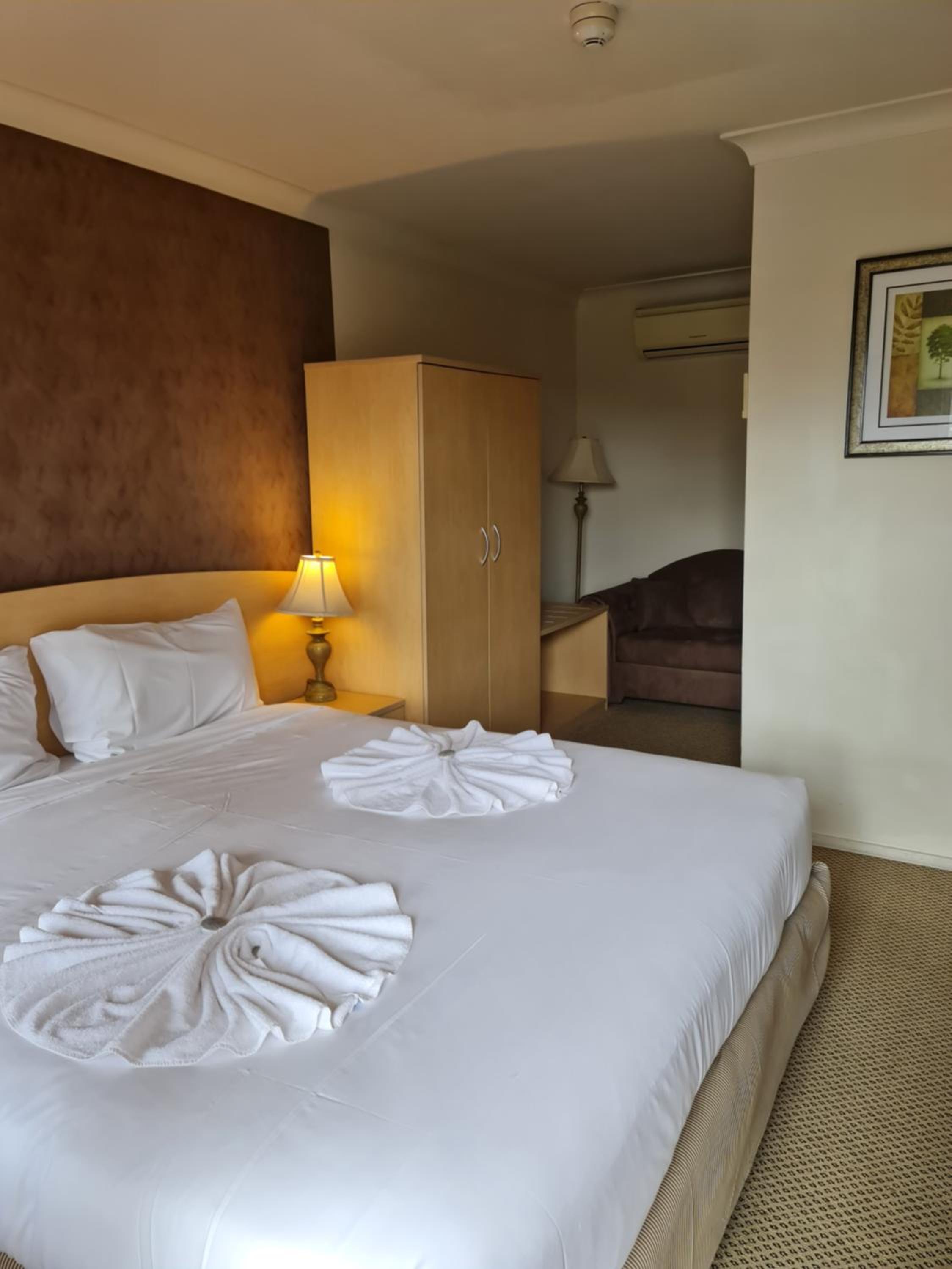 Deluxe King Suite photo 3
