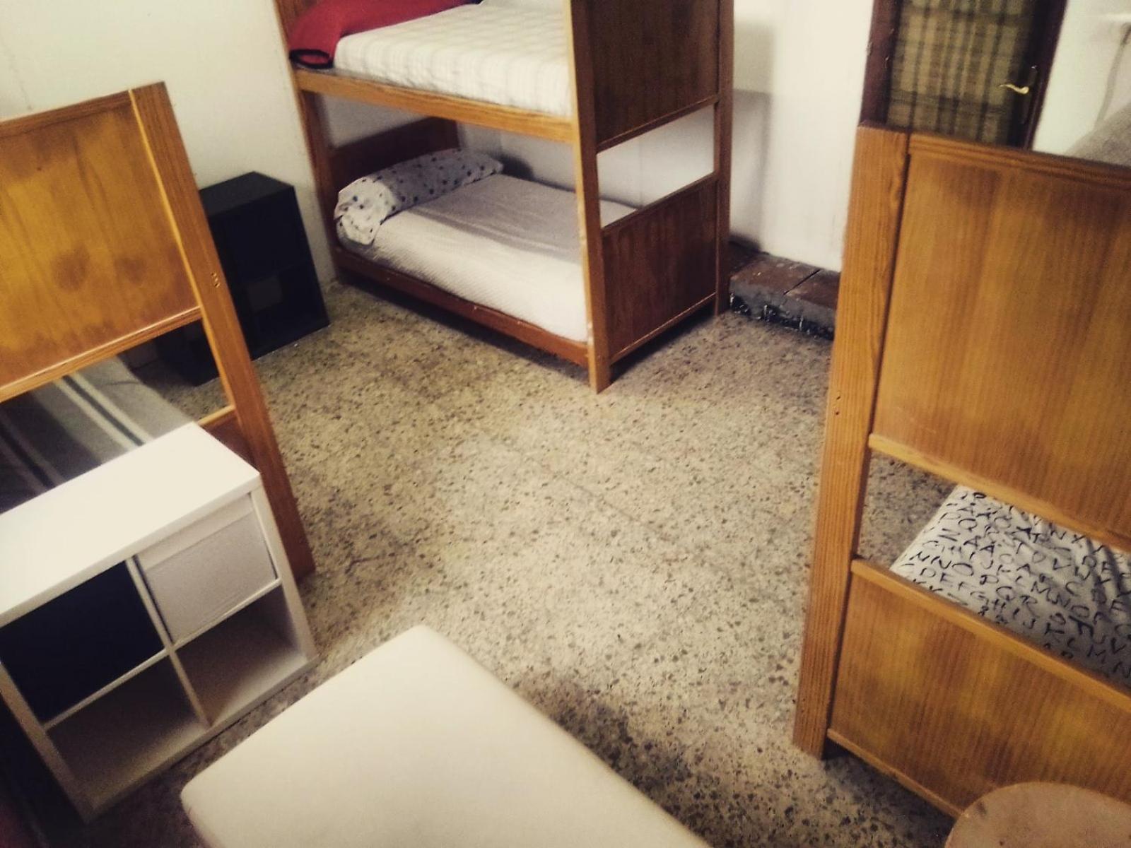 Cama individual en dormitorio compartido de 10 camas.