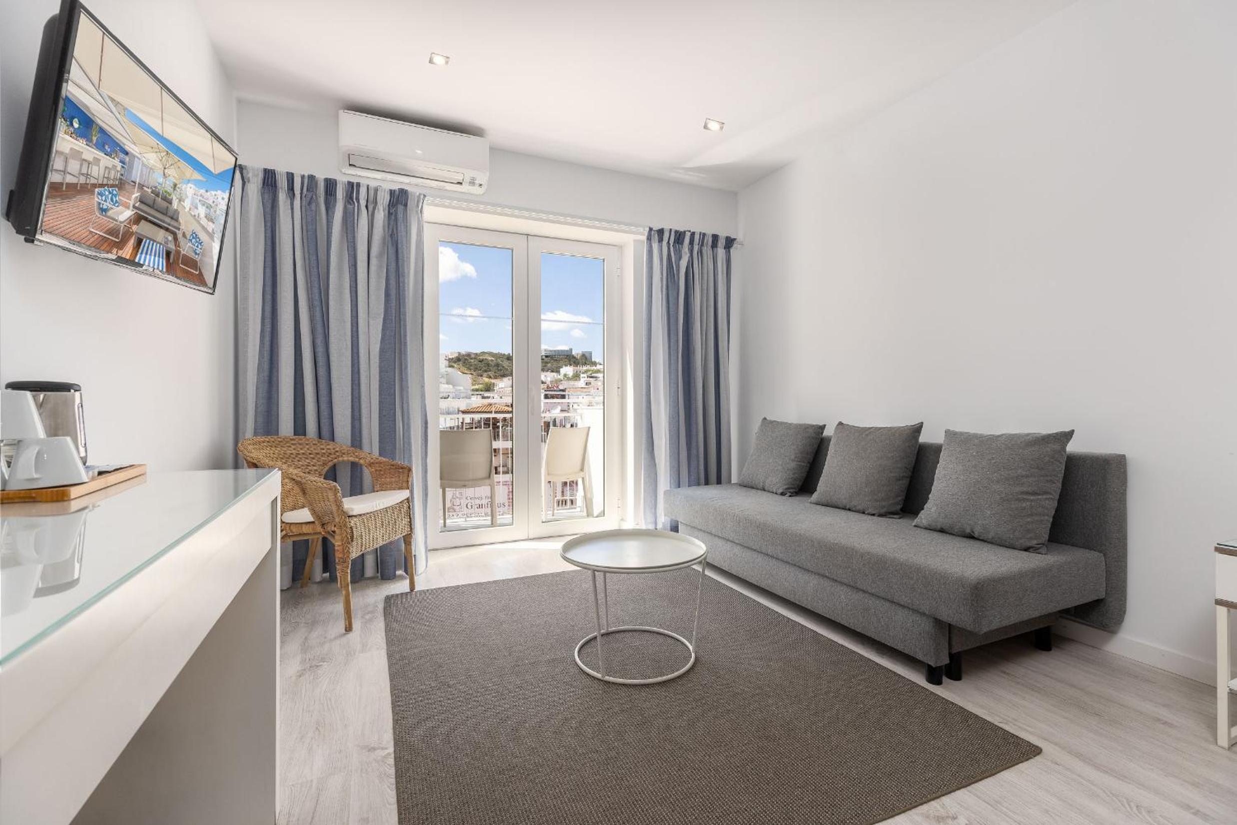 Family Room with Balcony photo 3