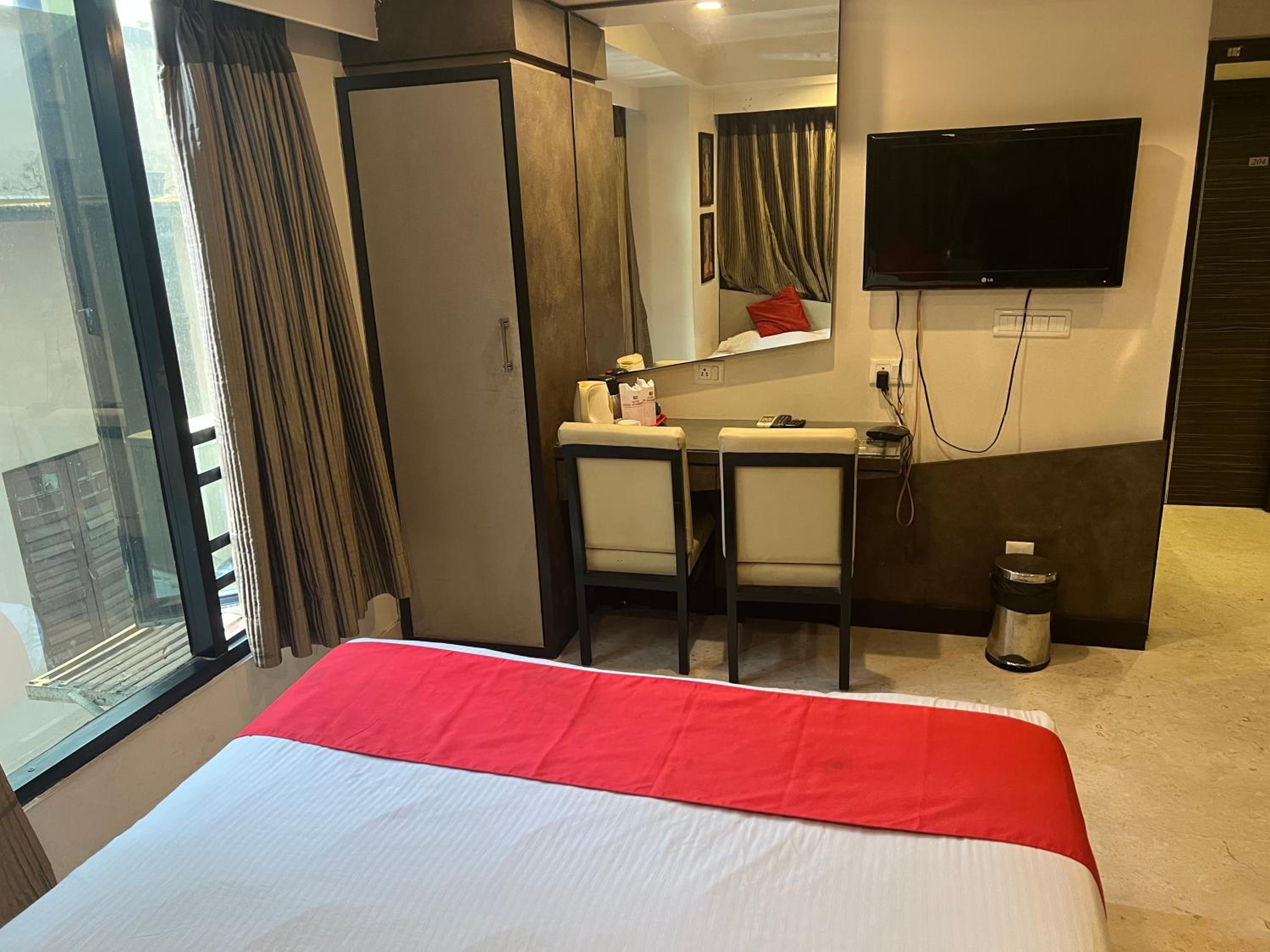 Deluxe Room - Photo 5