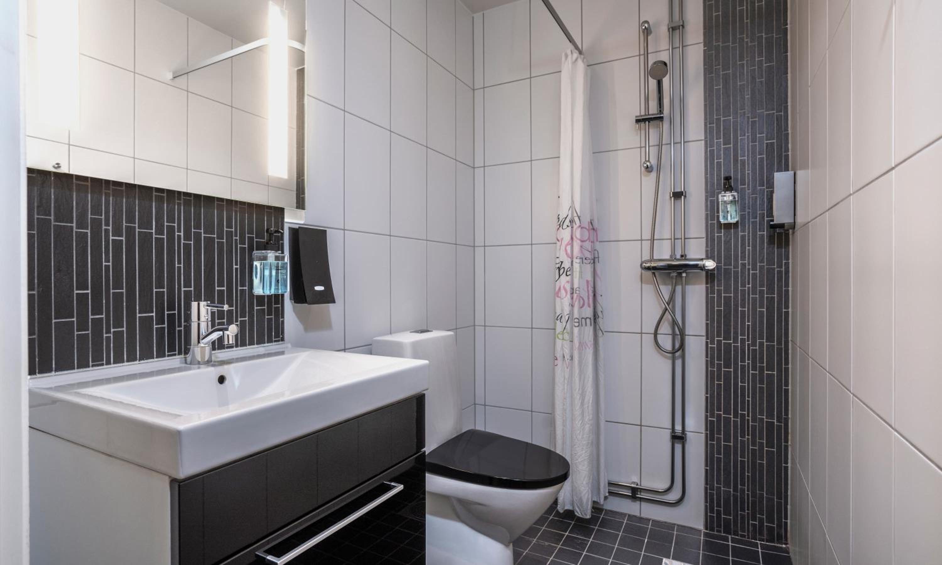 Moderate Single Room without Window photo 3
