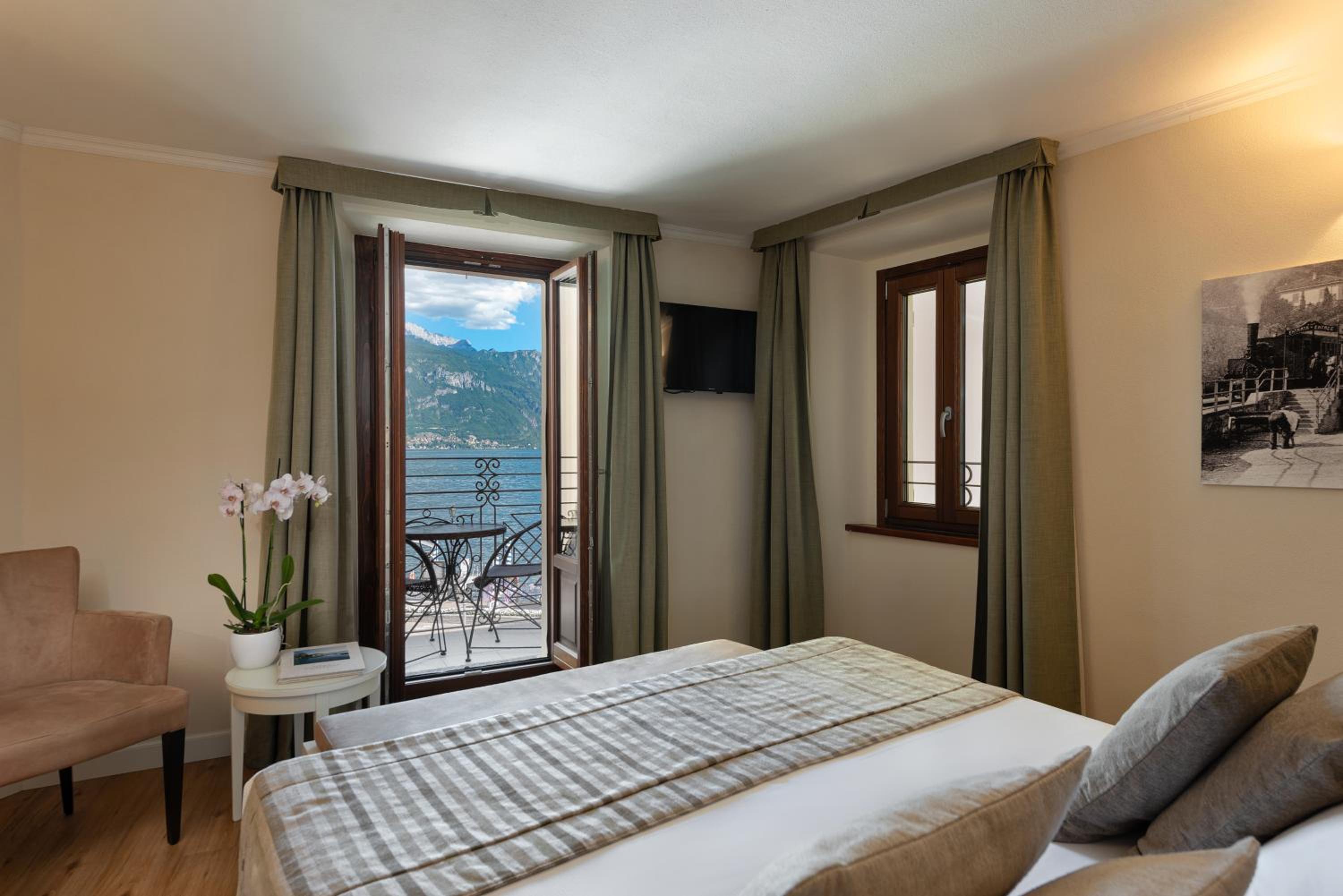 Double Room with Balcony and Lake View