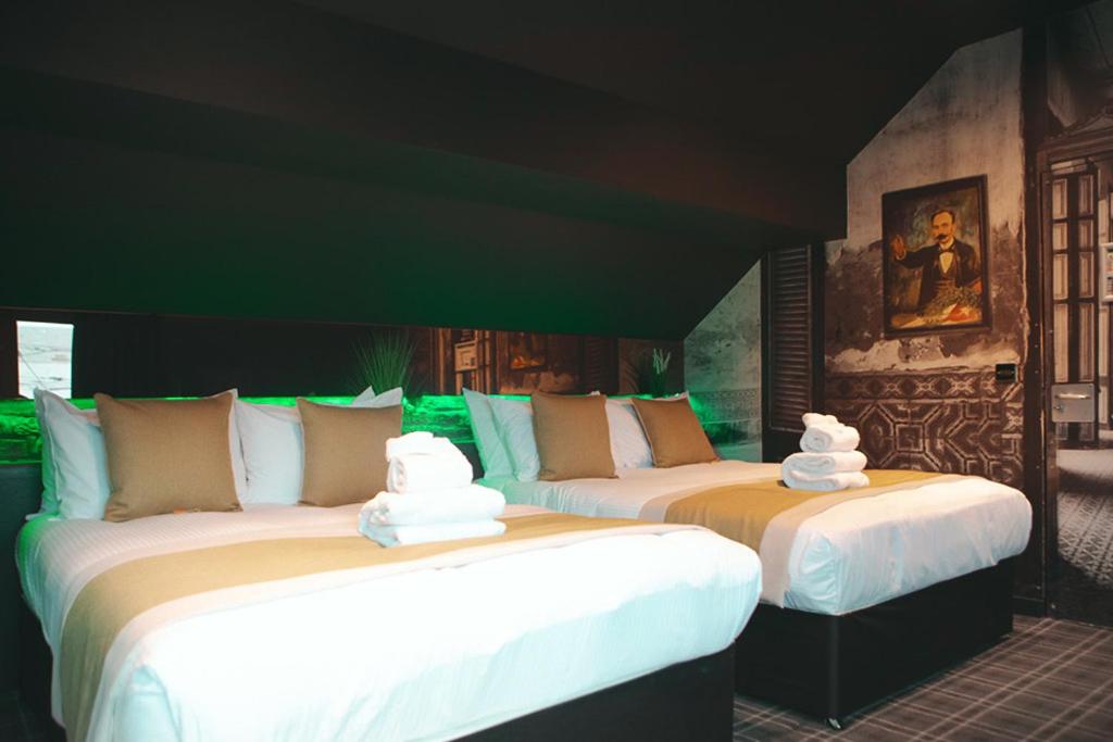 Quadruple Room with Balcony - Photo 1