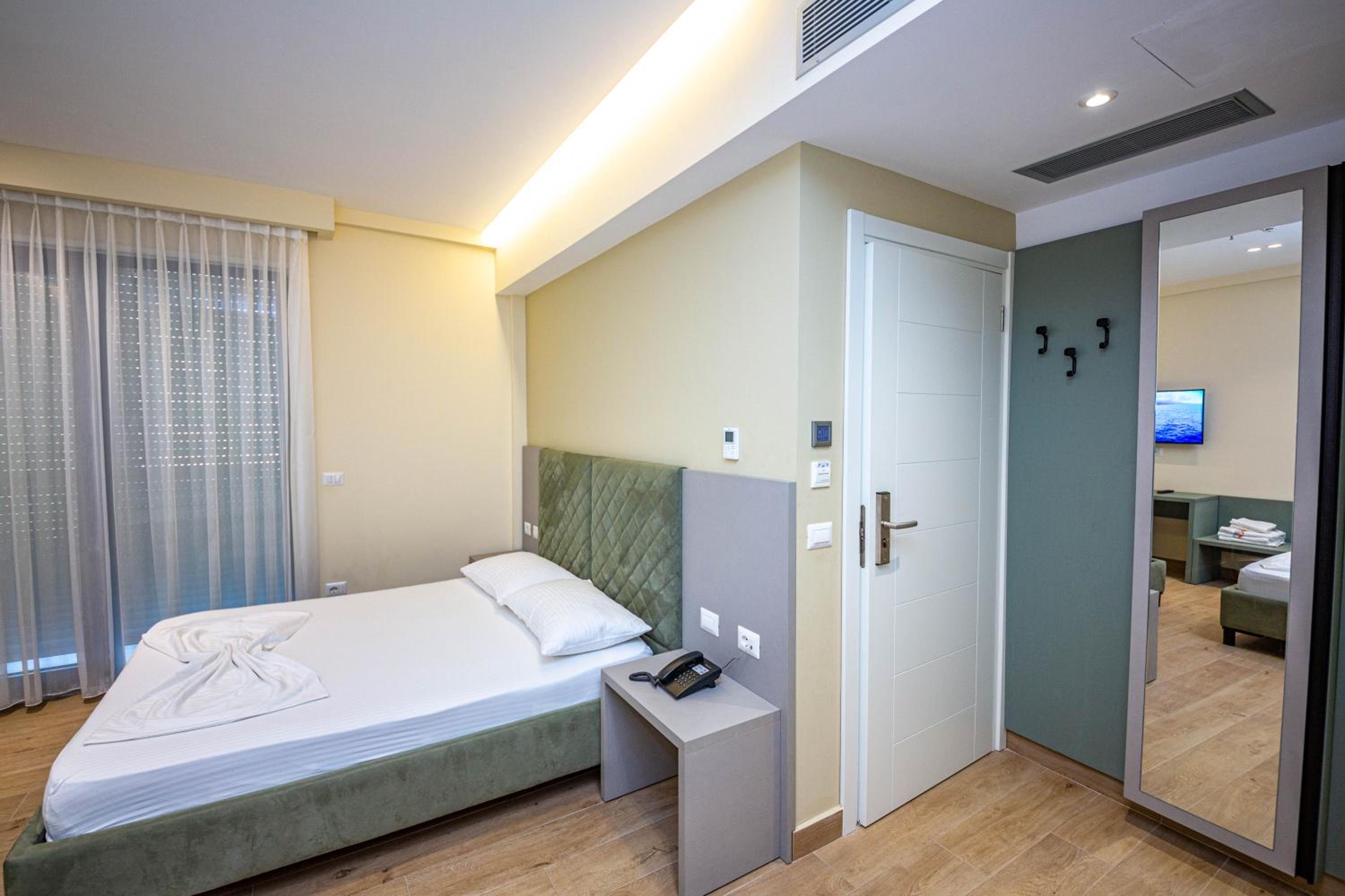 Quadruple Room with Balcony and Side Sea View photo 2
