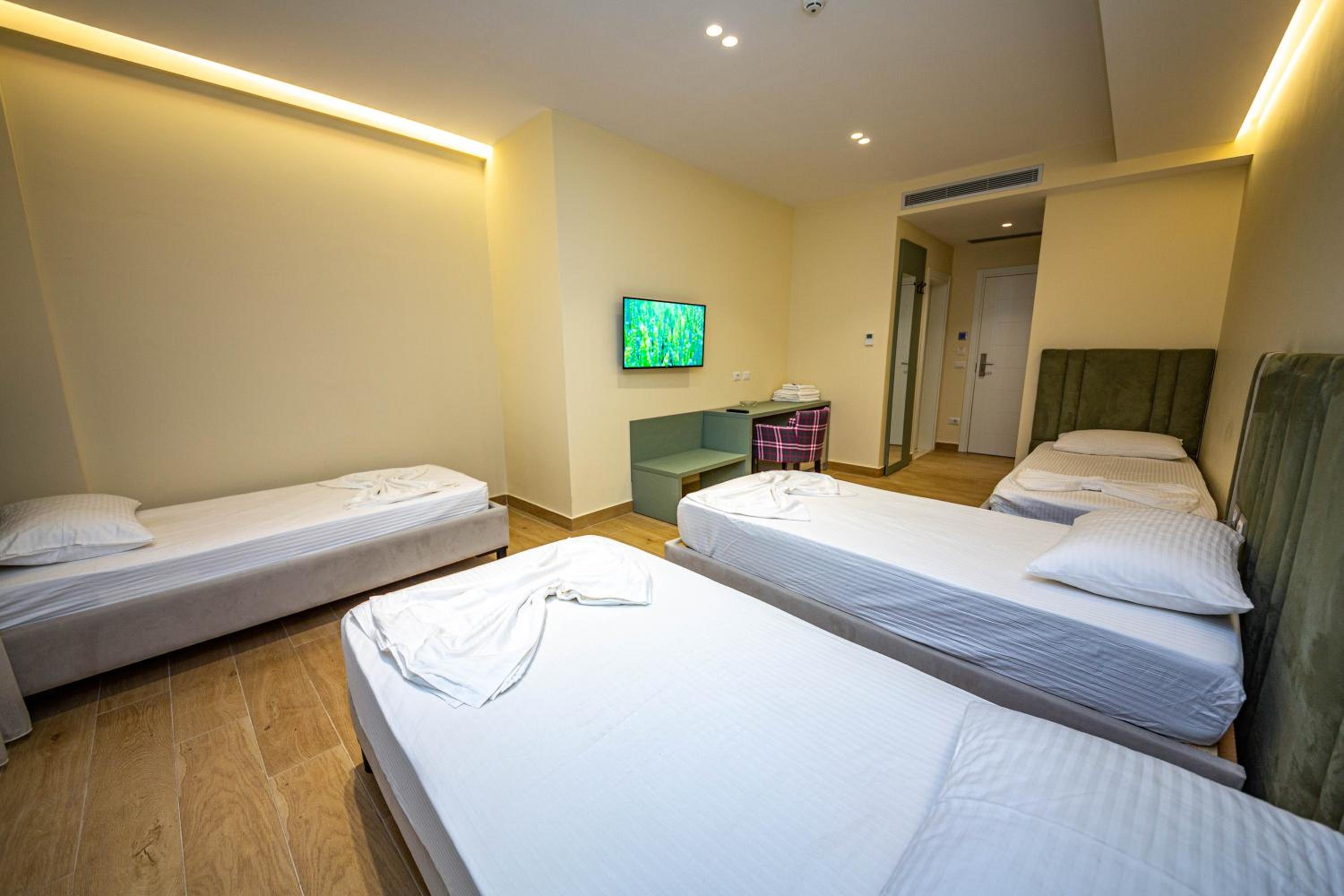 Quadruple Room with Balcony and Side Sea View photo 2