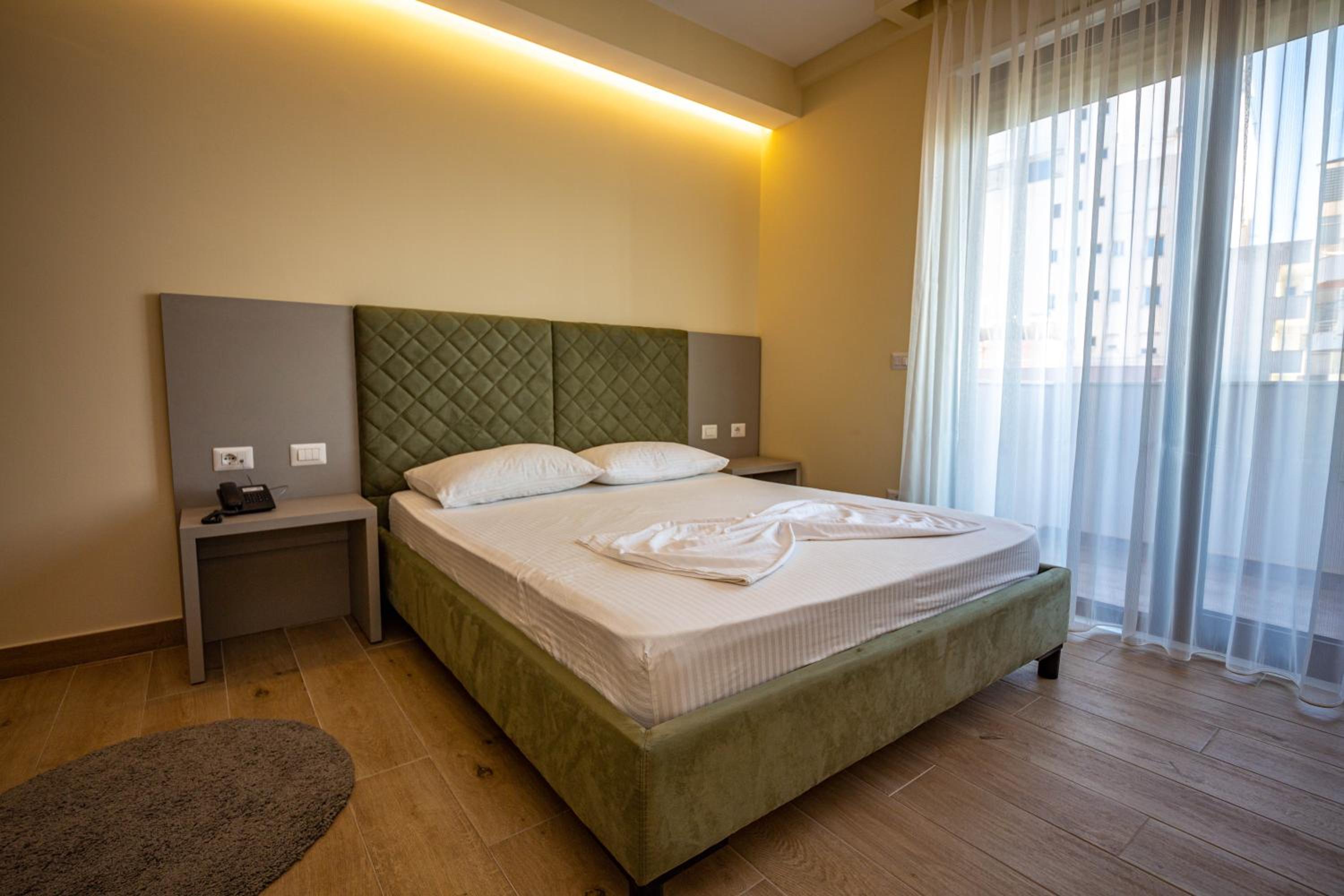 Double Room with Balcony and Side Sea View photo 2