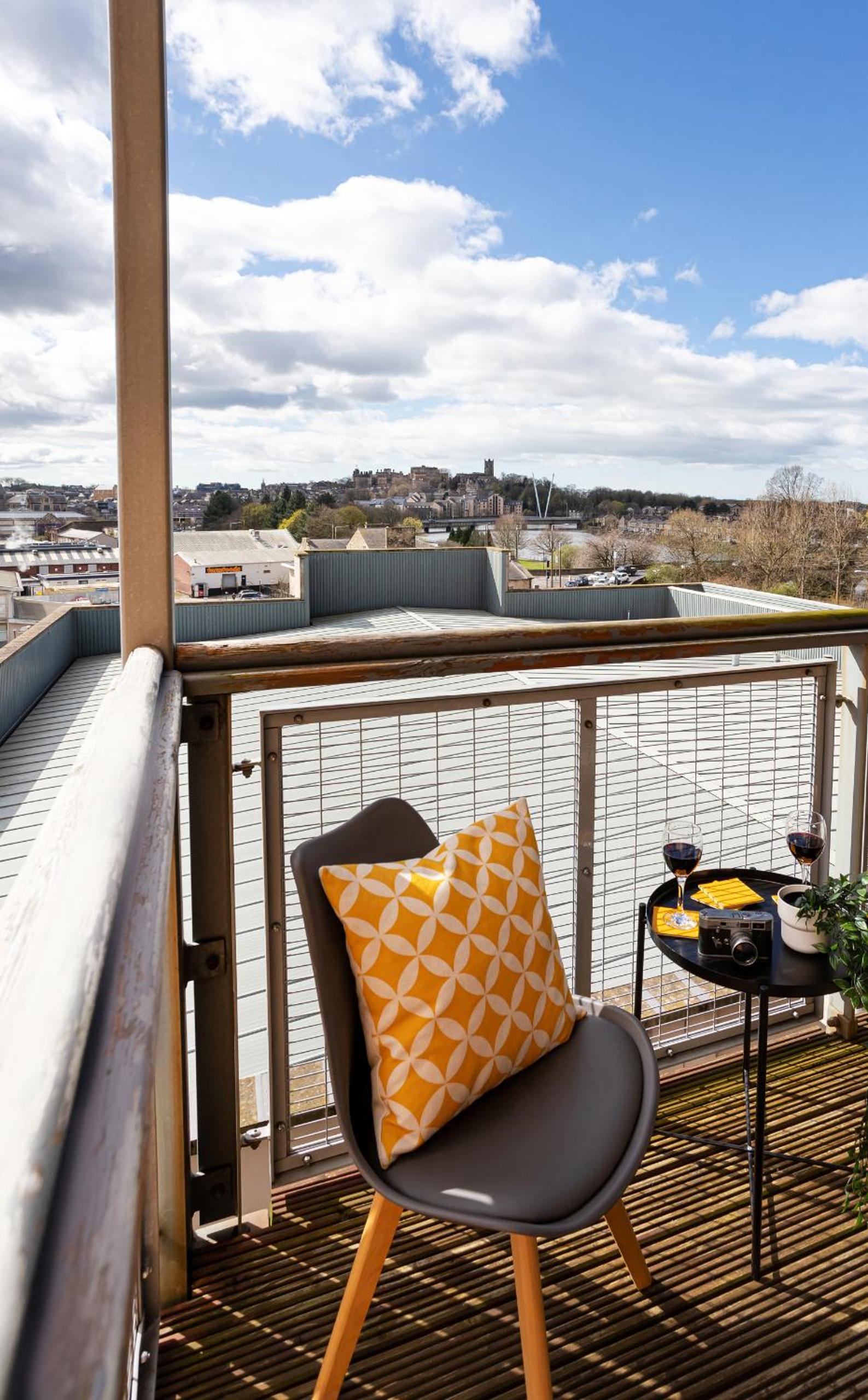 Apartment with City View and Balcony photo 2