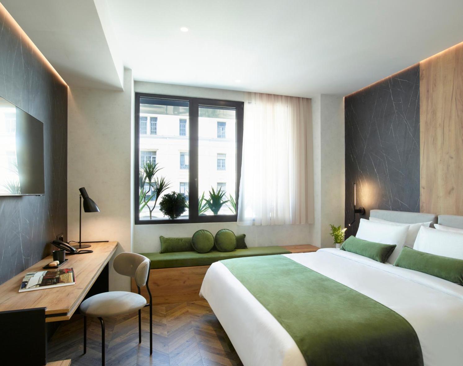 The Port Double Room with Square View - Photo 4