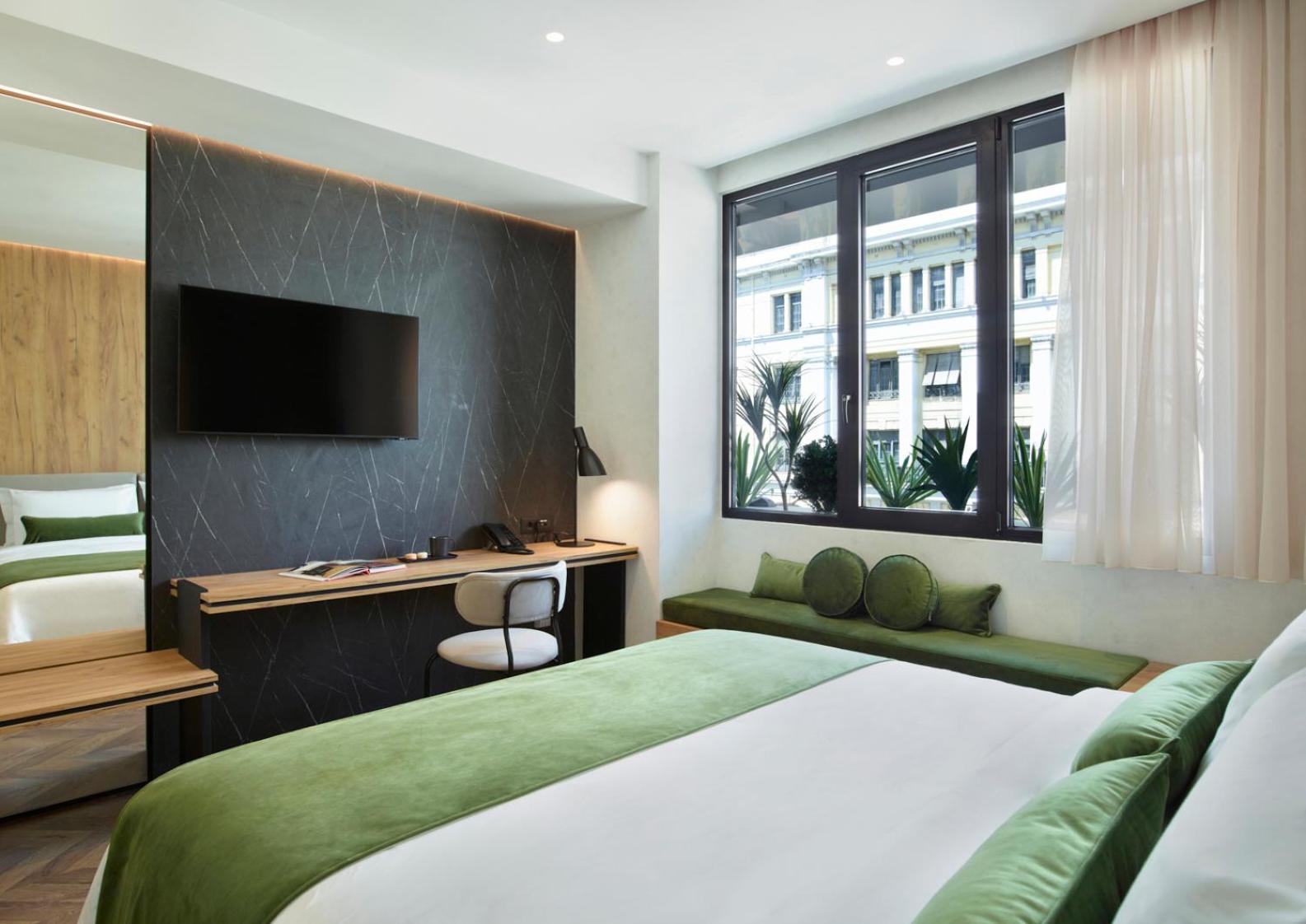 The Port Double Room with Square View - Photo 2