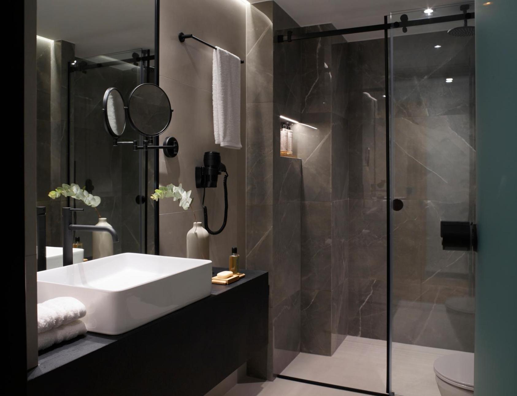 The Port Double Room with Square View - Photo 10